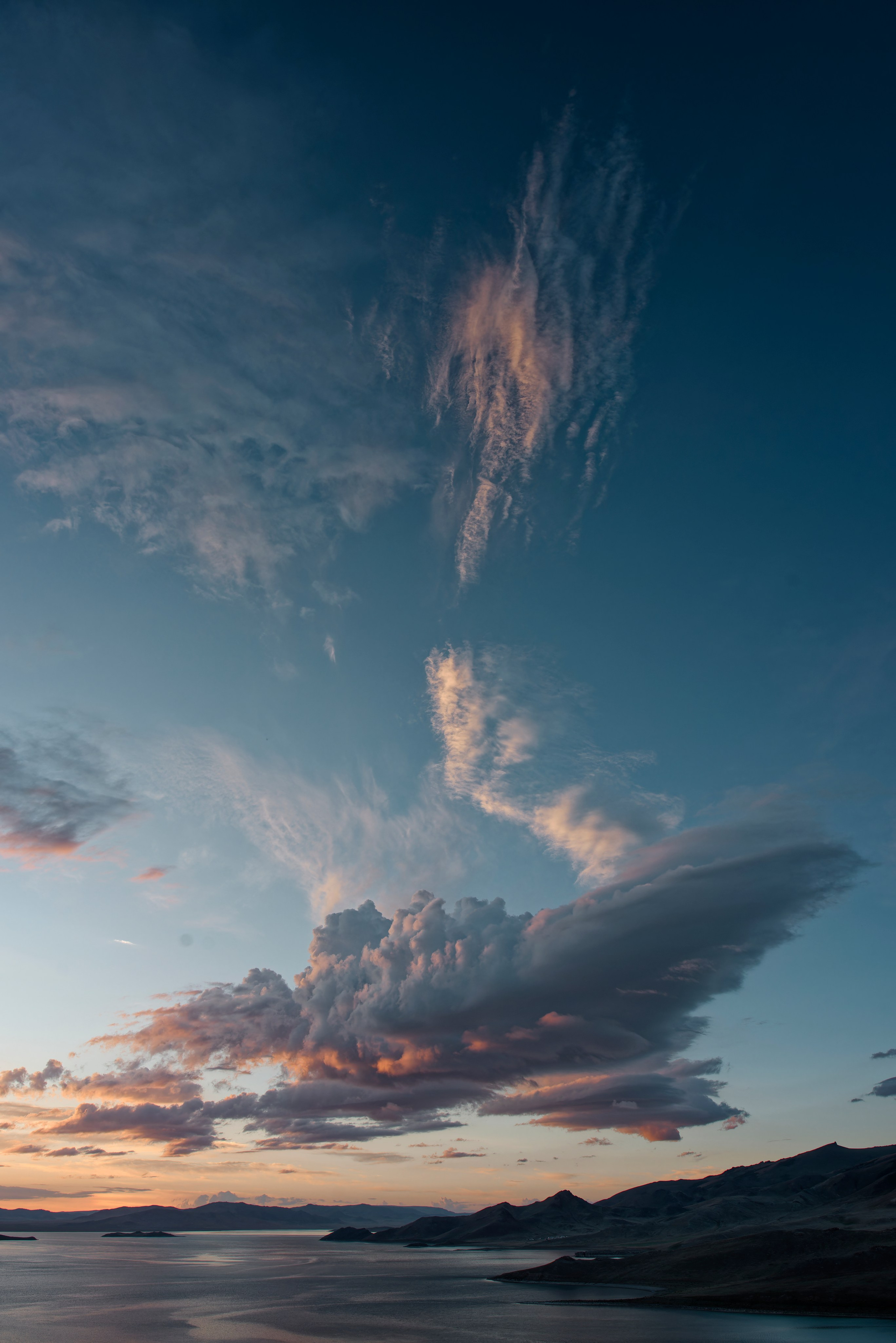 Рассвет на озере Улаагчийн Хар Нуур в Монголии