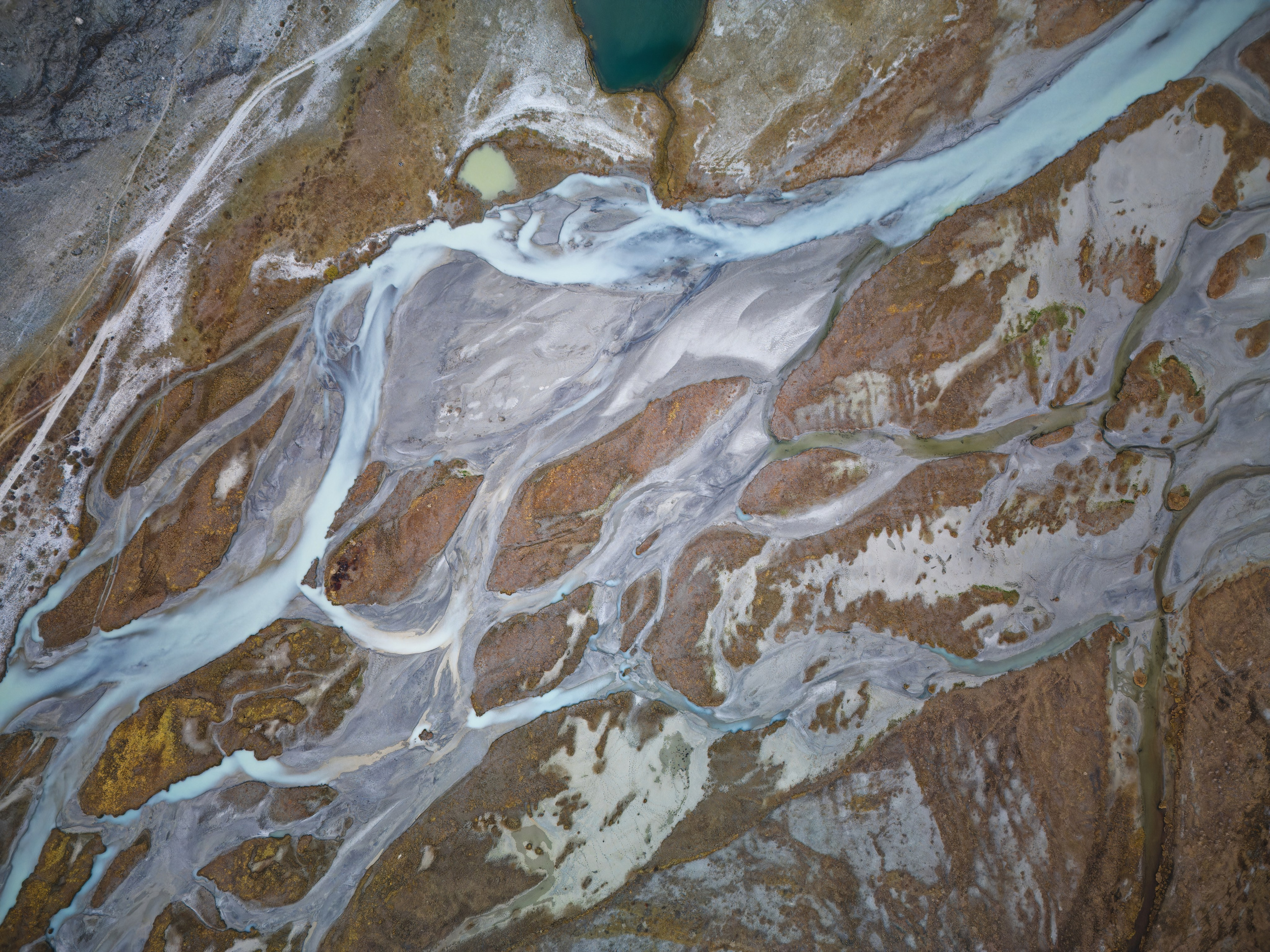 Бирюзовая река и ее рукава с дрона