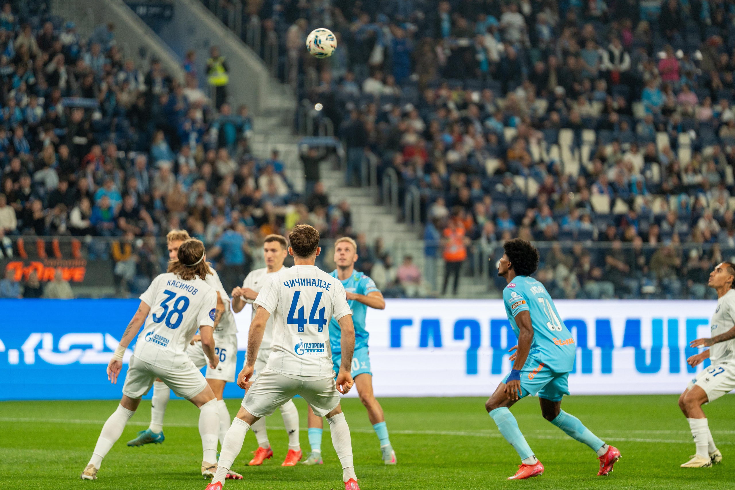 Игроки Зенита и Оренбурга борются за мяч на Газпром Арене — репортажный фотограф спорт-съемка в Санкт-Петербурге