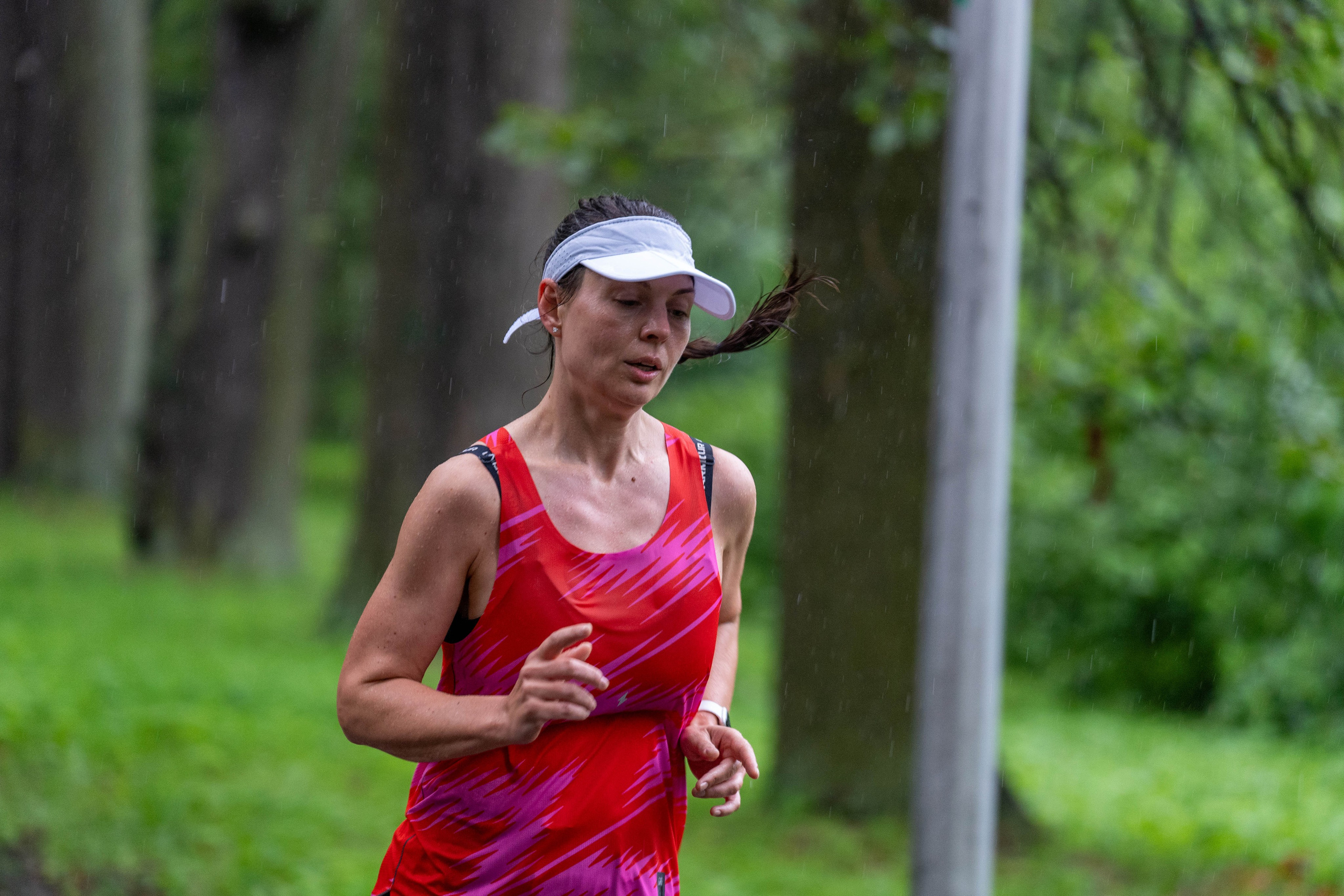 Бегунья в дождь на пробежке «5 вёрст», спортивный фотограф Санкт-Петербурга