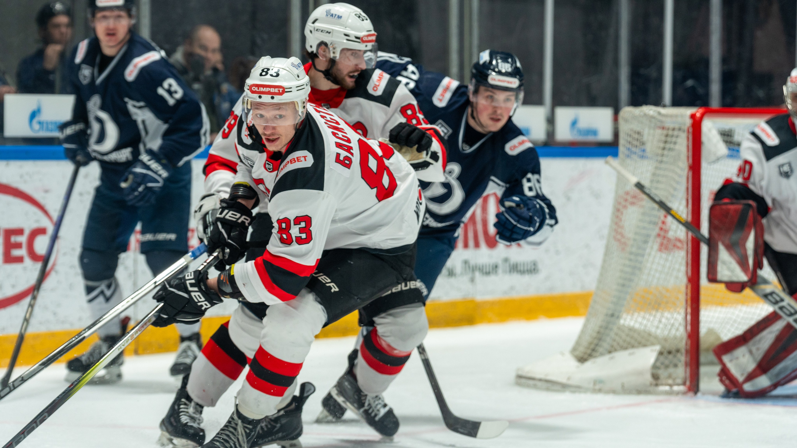 Жёсткая борьба у ворот «Молота» в матче с «Динамо». Динамика, эмоции, спортивная фотосъёмка, репортаж, Санкт-Петербург.