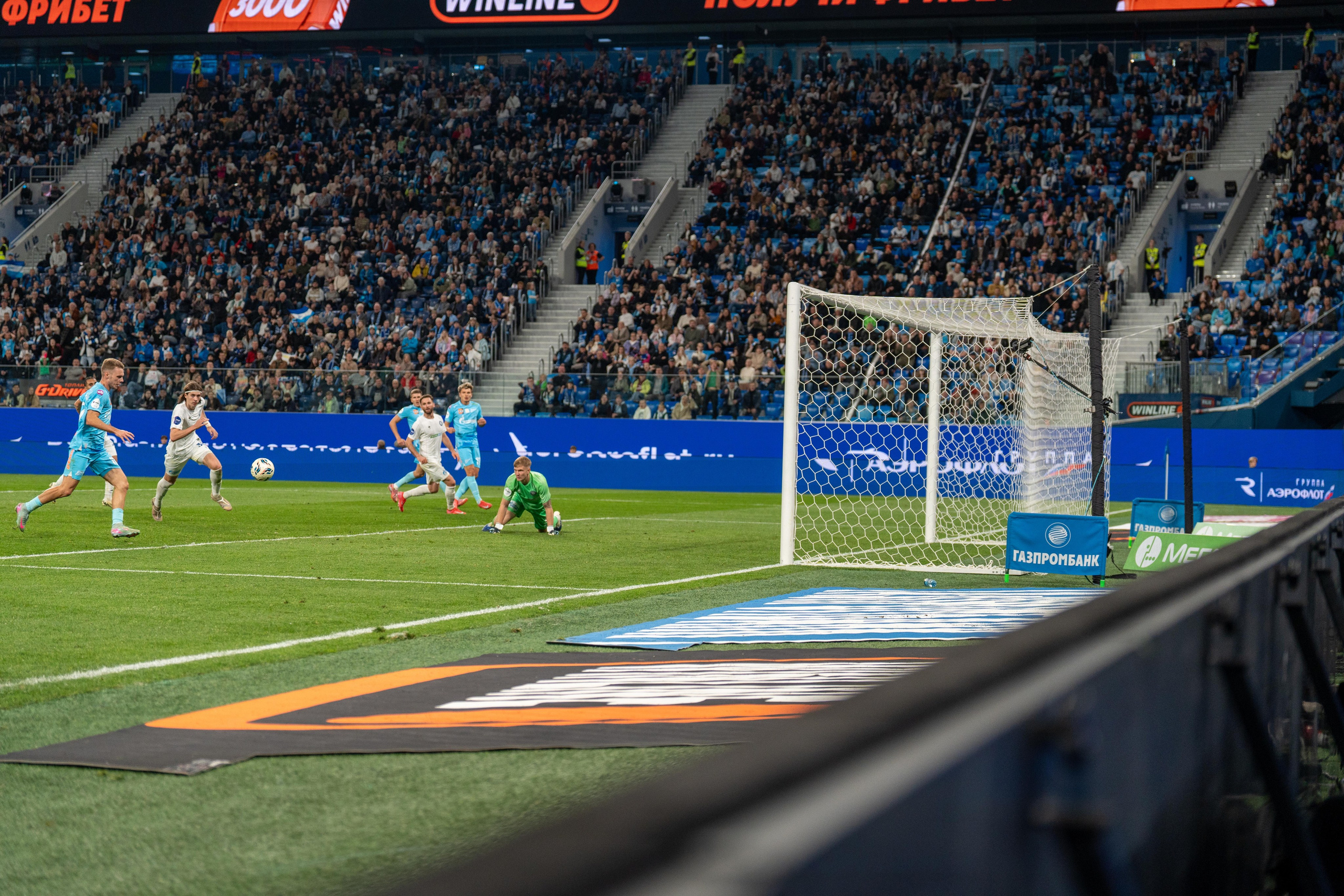 Репортажная спорт-съемка: игроки Зенита атакуют на Газпром Арене