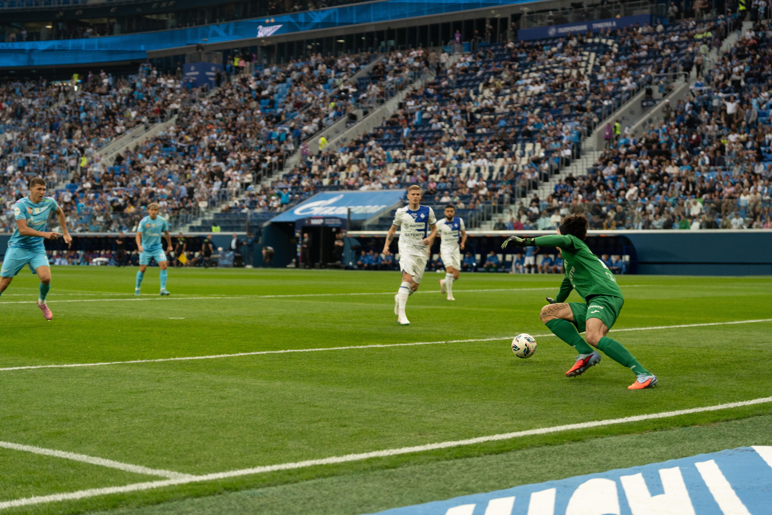 Репортажный фотограф спорт-съемка на Газпром Арене: вратарь отбивает мяч