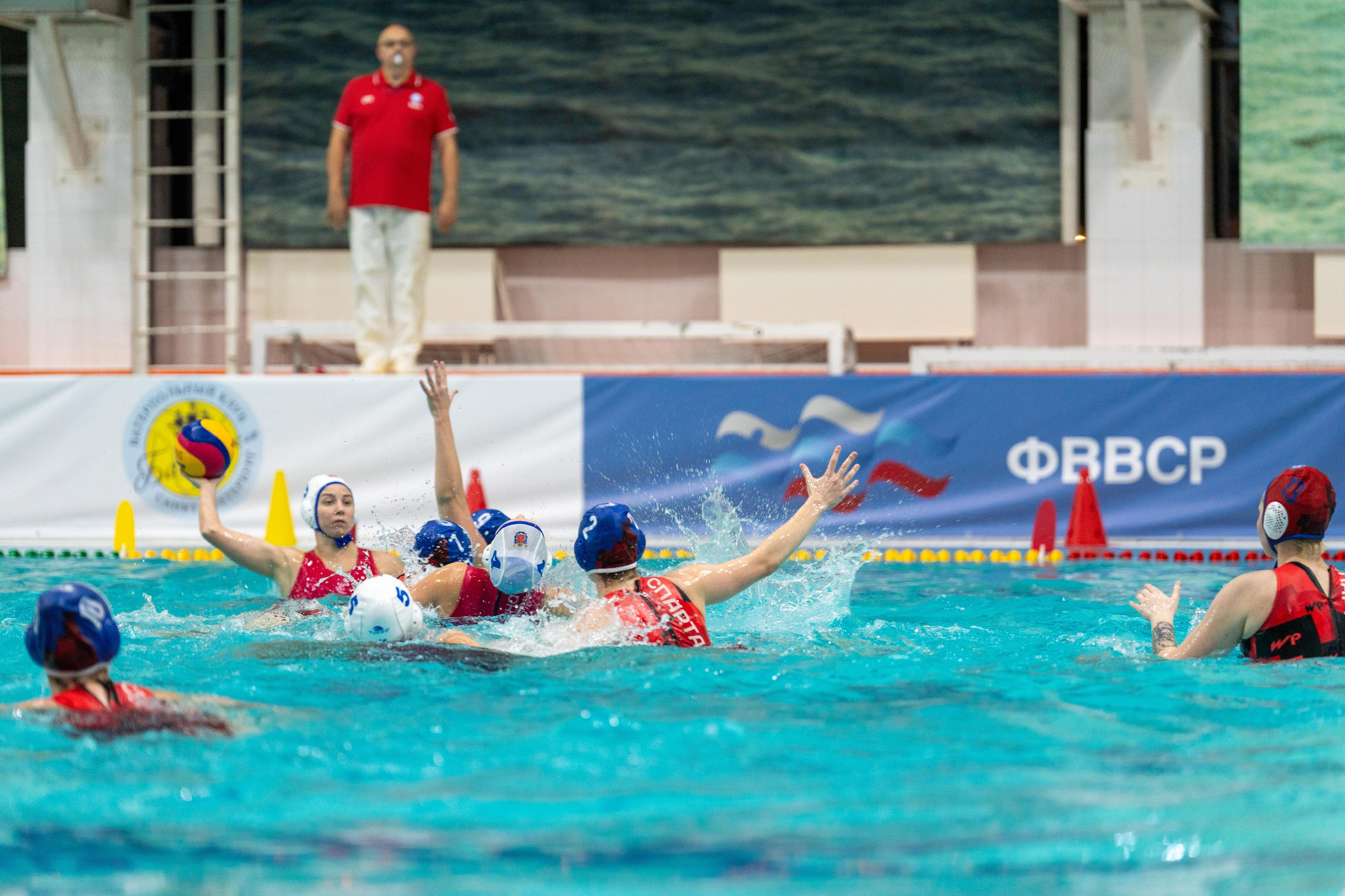 Динамичный кадр матча водного поло Diana–Спартак-Волгоград от спортивного фотографа Санкт-Петербург