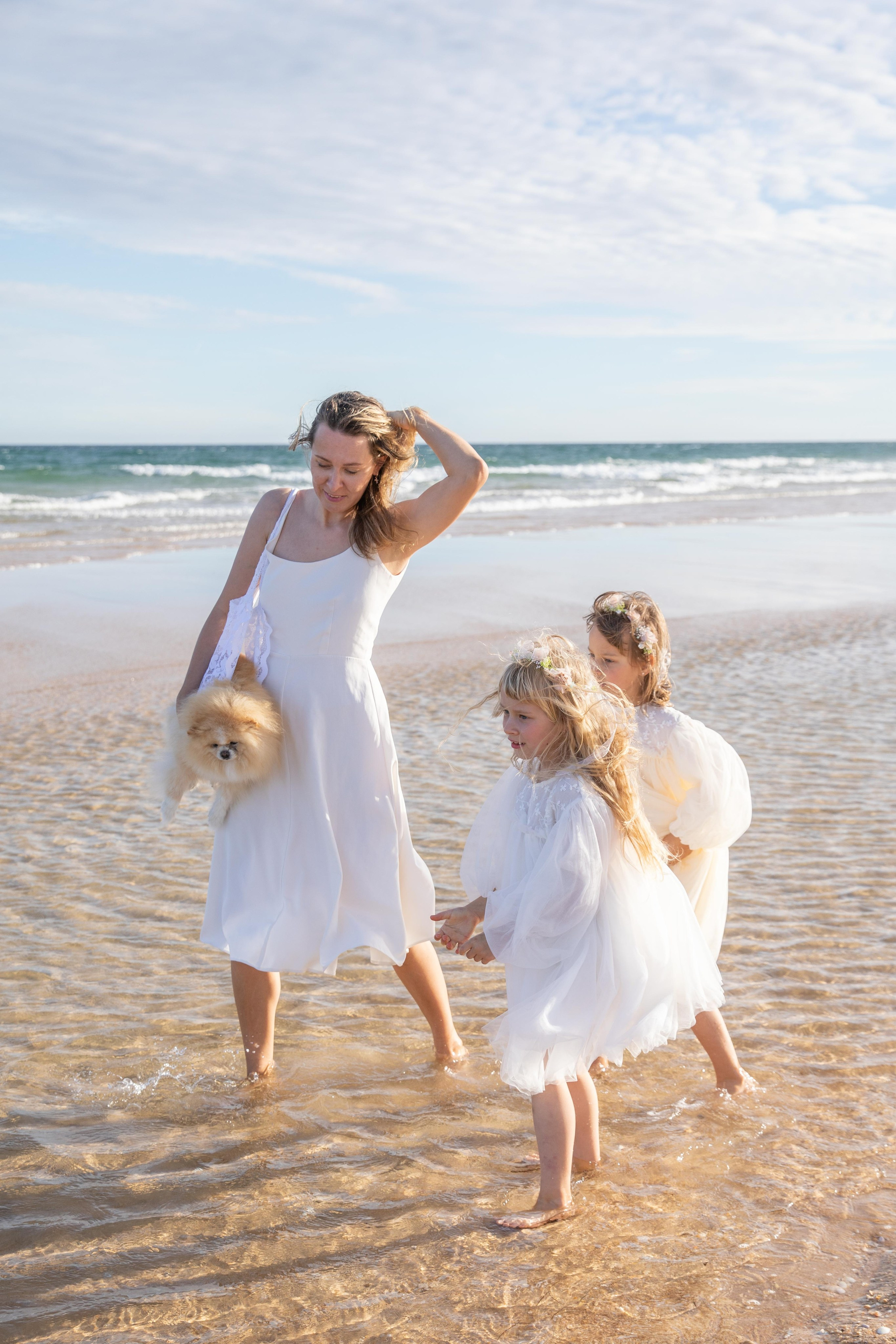 Family on the ocean. Professional Photographer in Portugal. Oksana Lomnova
