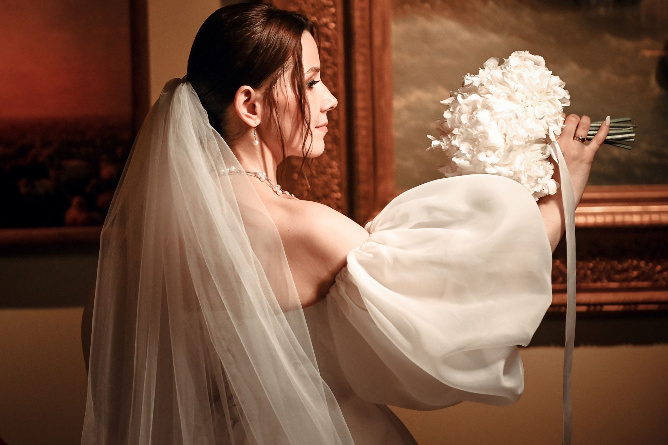 Небольшая свадебная серия в музее и прогулкой под дождем Эльмиры и Ризата. Свадебный, семейный, детский, контент фотограф в Омске Максим Ильин