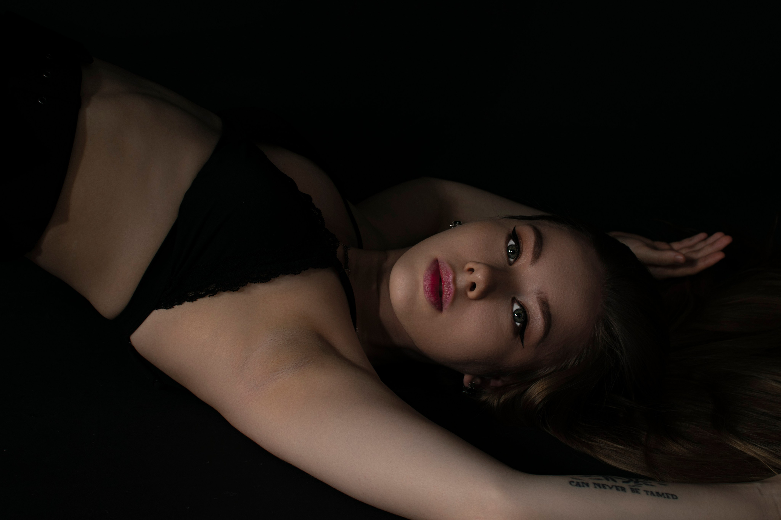 Блондинка в топе лежит на полу