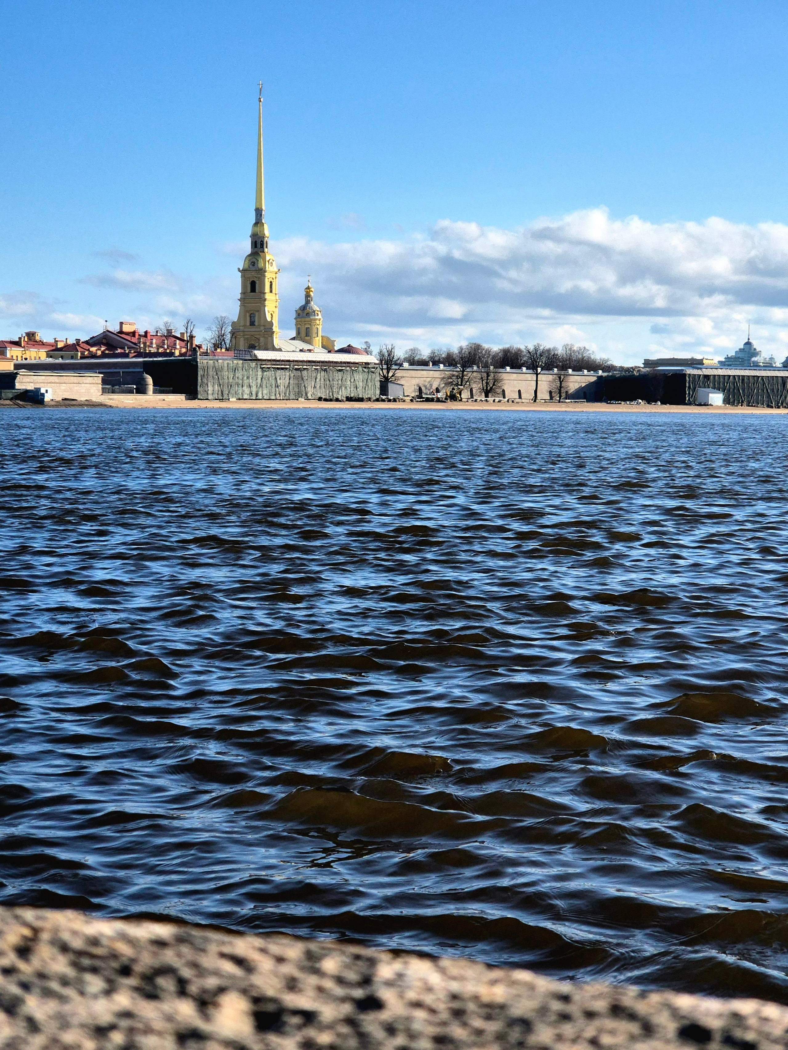 Посидеть у весенней Невы - заряжает