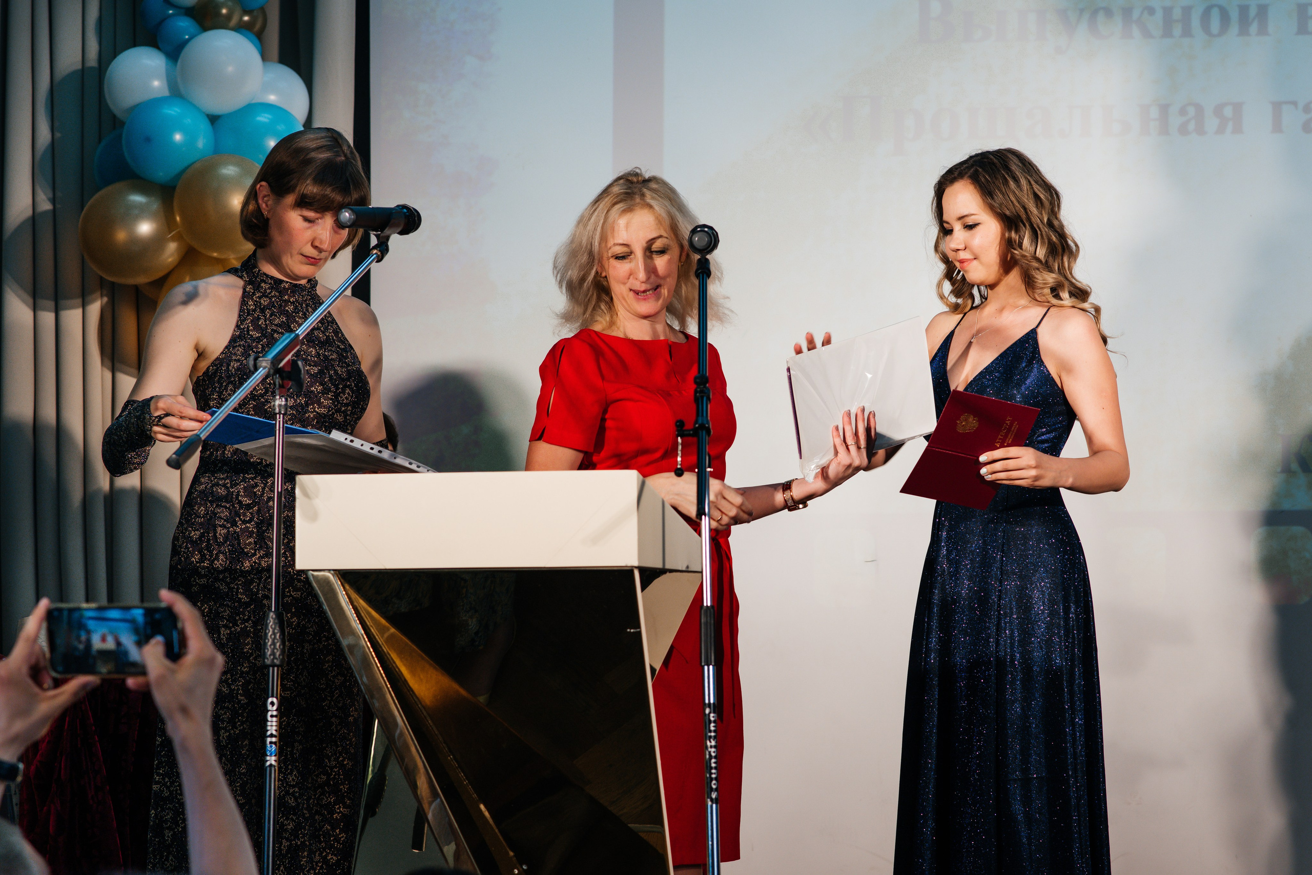 Вручение аттестатов. Выпускные альбомы в Подольске Москве и МО