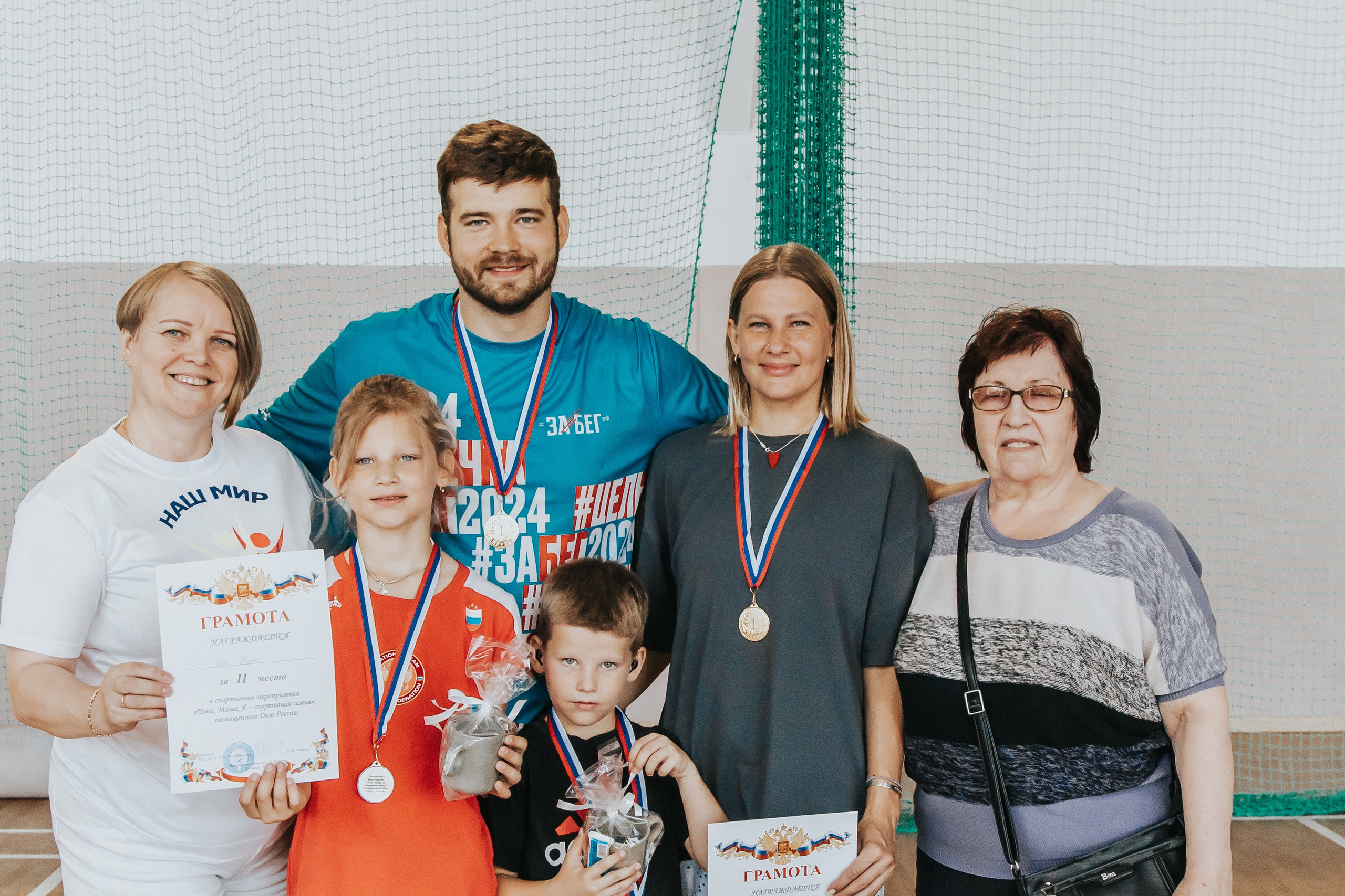 Репортажная спортивная съемка г. Королев стадион Металлист «папа, мама, я — спортивная семья». Юлия Егорова | Свадебный фотограф, семейный фотограф Москва, МО • Портреты • репортажи • день рождения • Love Story • дети