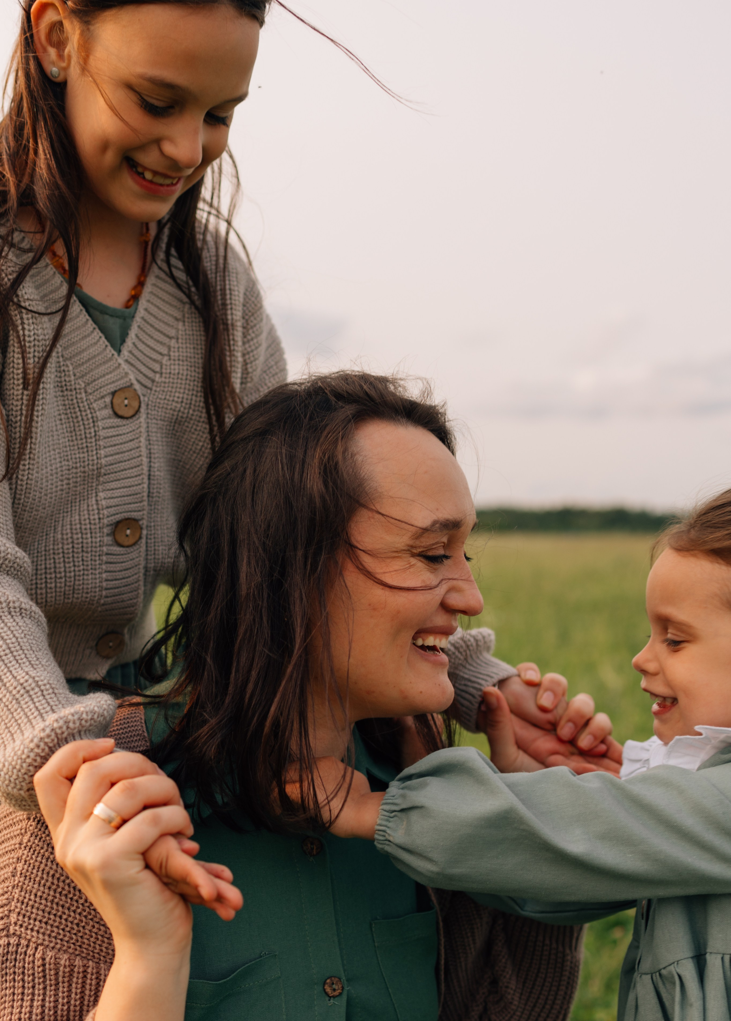 Анна, Марчелло, Настенька и Влада в поле. Фотограф Москва Светлана Кирюшина