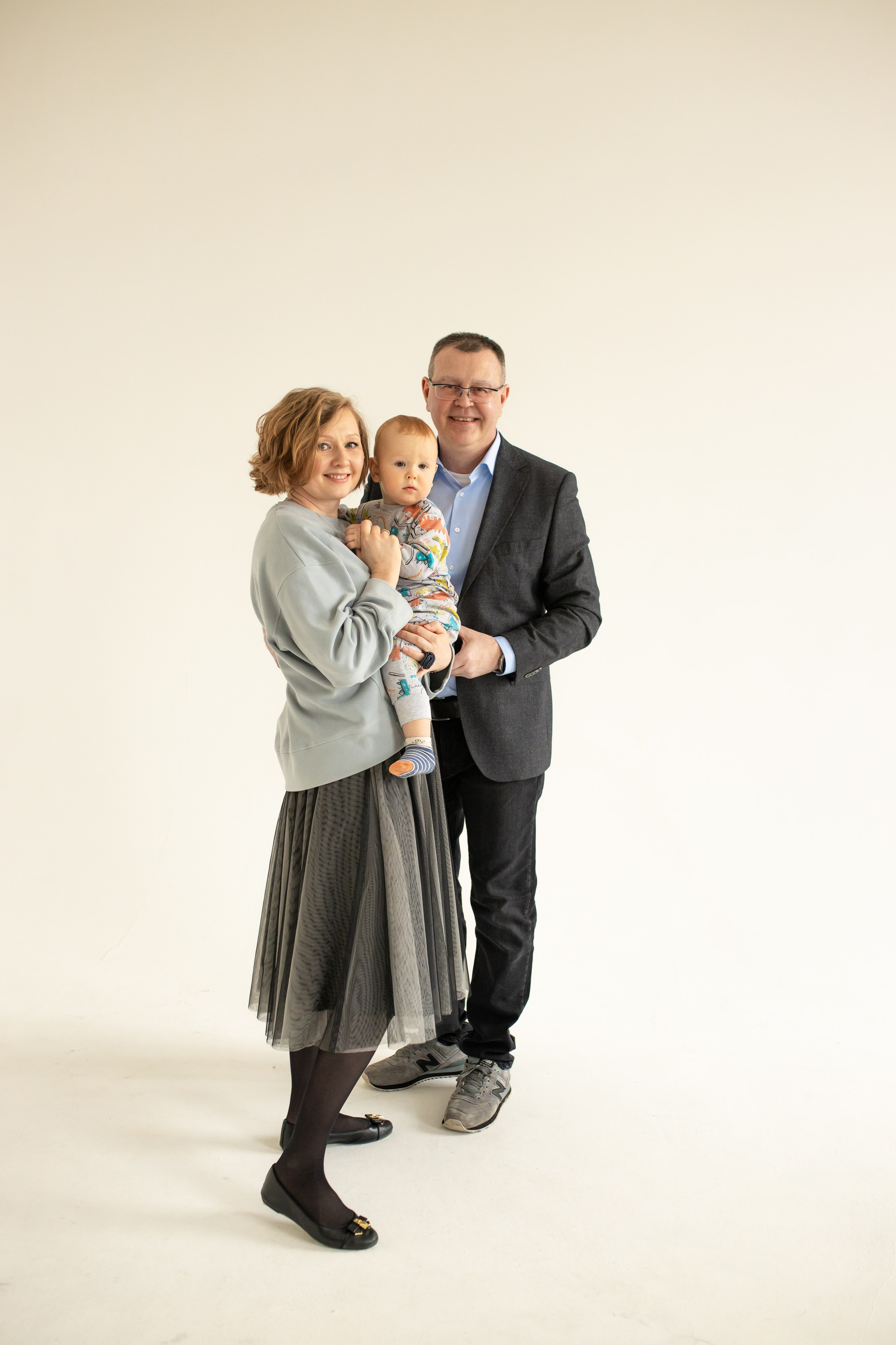 Семейная фотосессия на циклораме с естественным светом. Фотограф в Железнодорожном и Балашихе