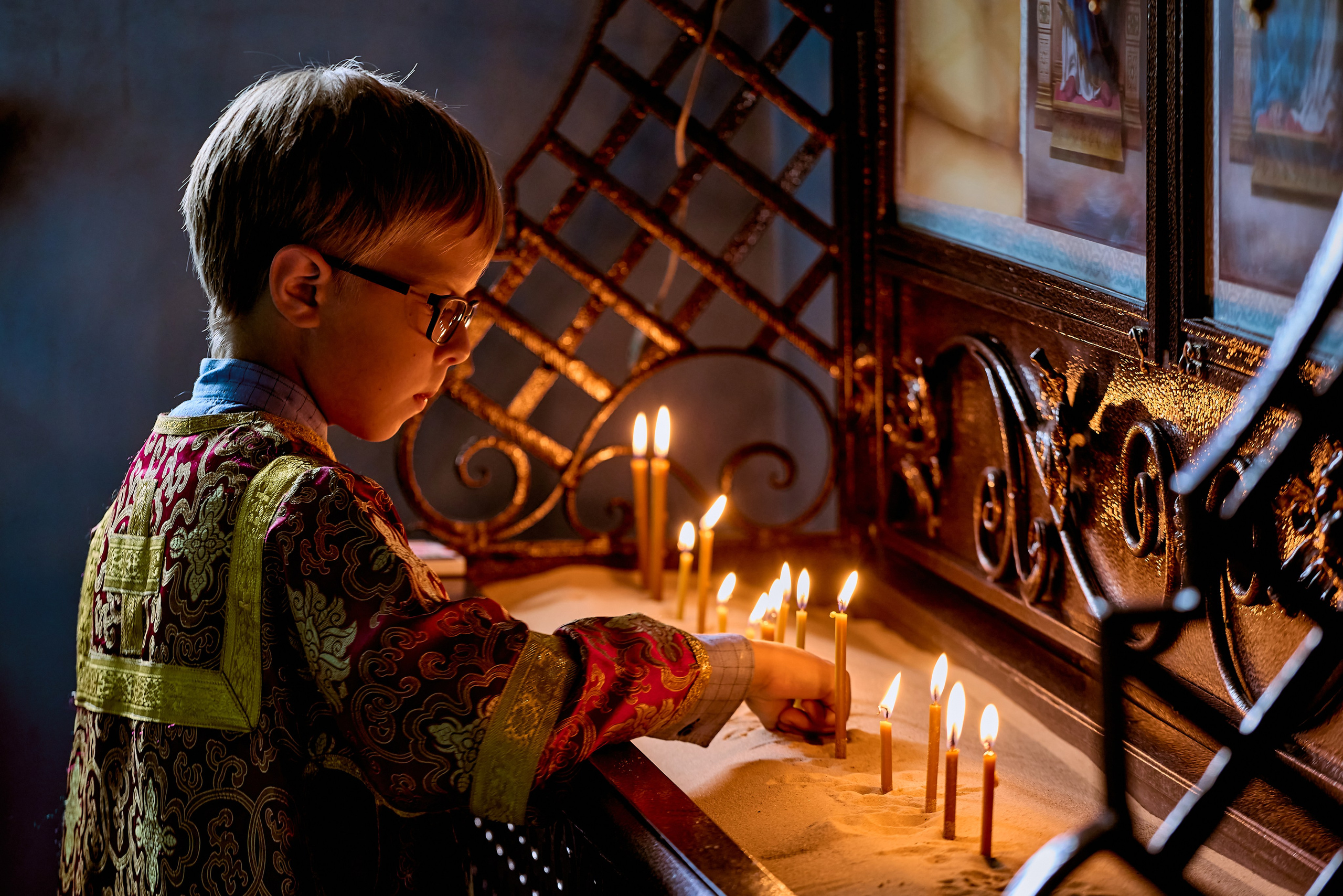 Свет и благодать Божественной Литургии в Неделю Всех Святых — трогательные фотографии от фотографа Крещения и Венчания православного портретного и детского фотографа Николая Голованова