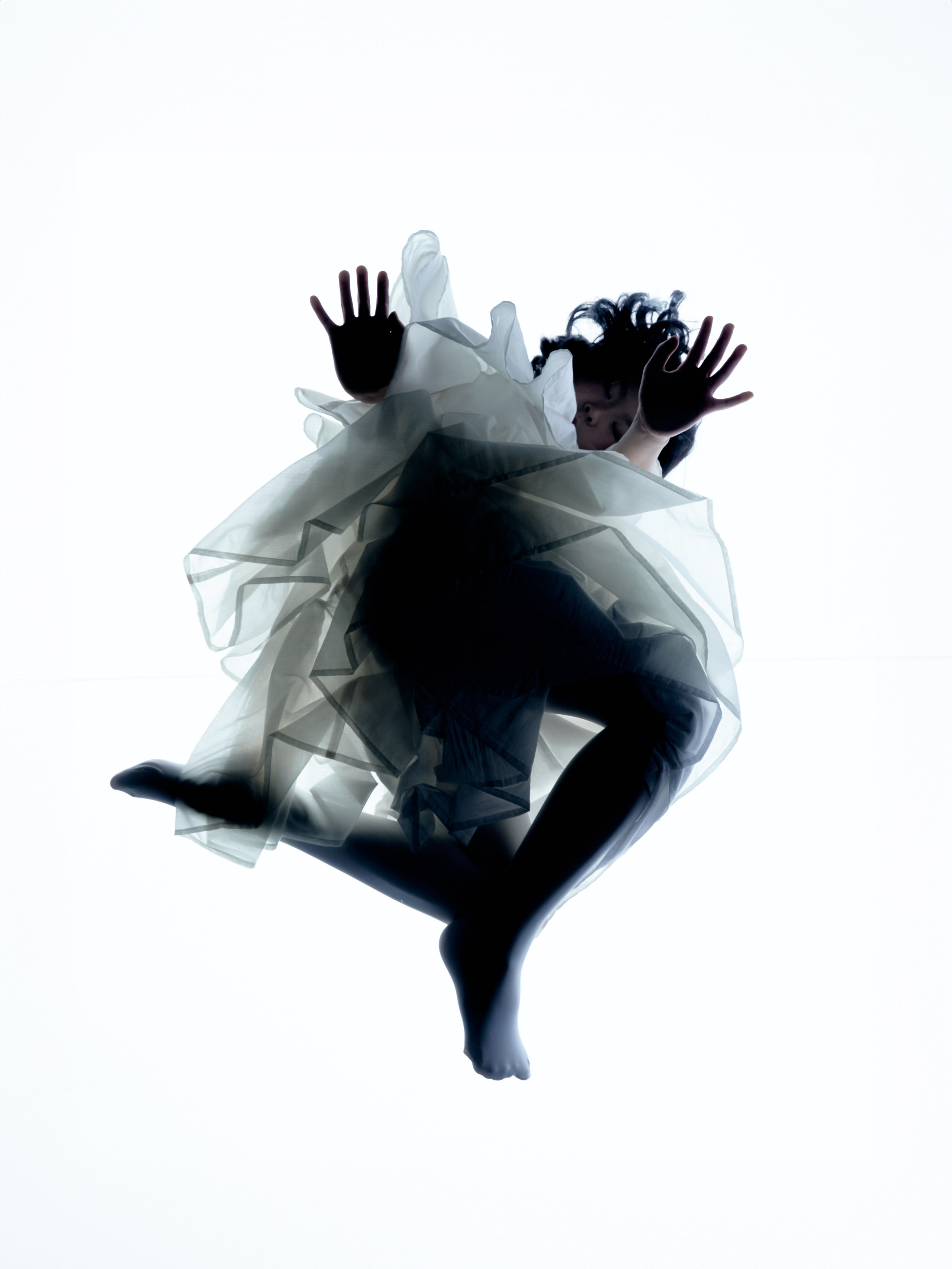 Снимаю одежду и аксессуары для молодых брендов и дизайнеров. Студийные лукбуки, каталожные съёмки, фоны, свет и атмосфера — всё под концепцию проекта. Помогаю выстроить грамотный сетап, понимаю стилистику и задачу. Также работаю гафером — знаю, как выжать максимум из света.