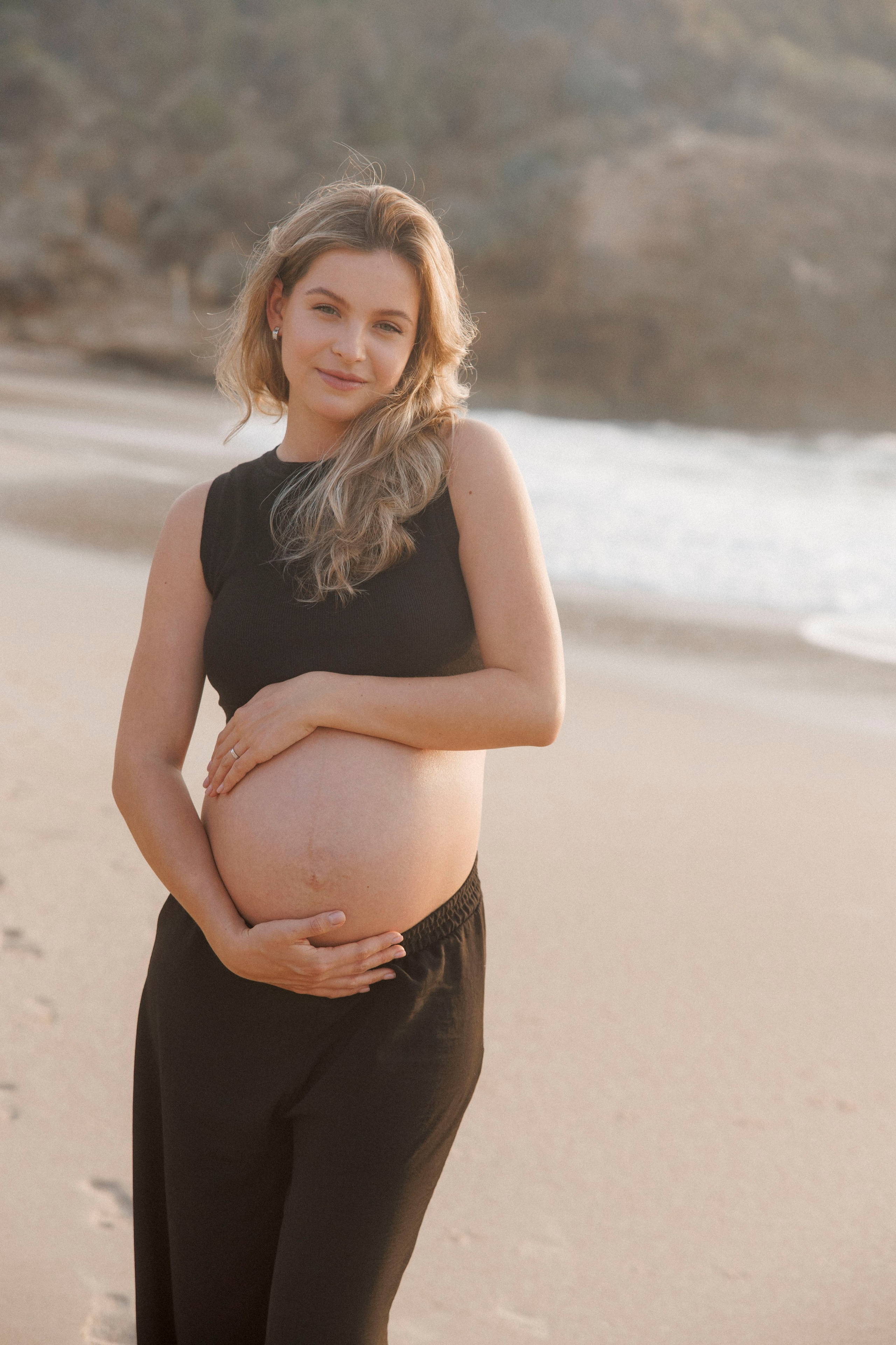 Pregnancy photoshoot near the sea (cloudy weather). Главная