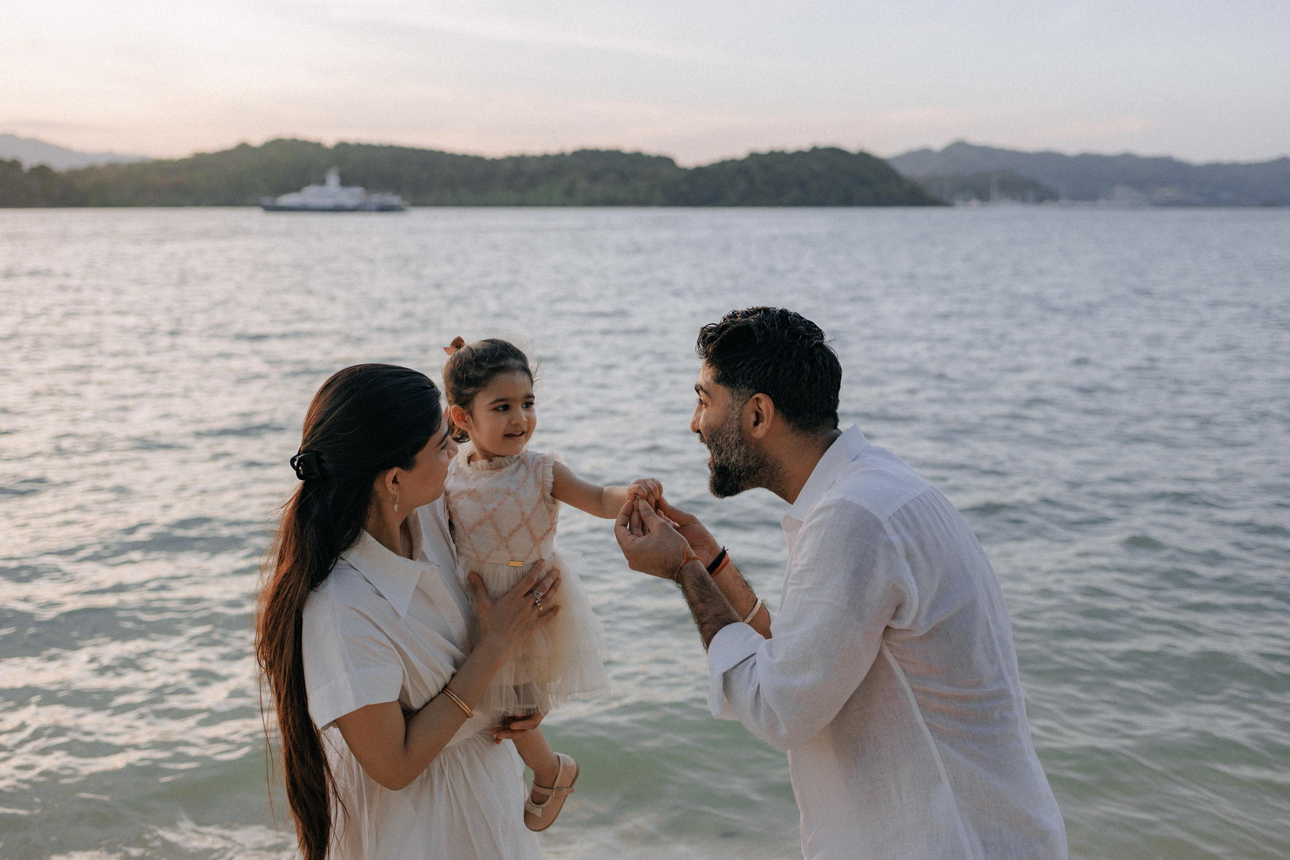 Family photoshoot in Phuket, Thailand. Fedor Lemeshko — Destination Wedding and Family Lifestyle photographer