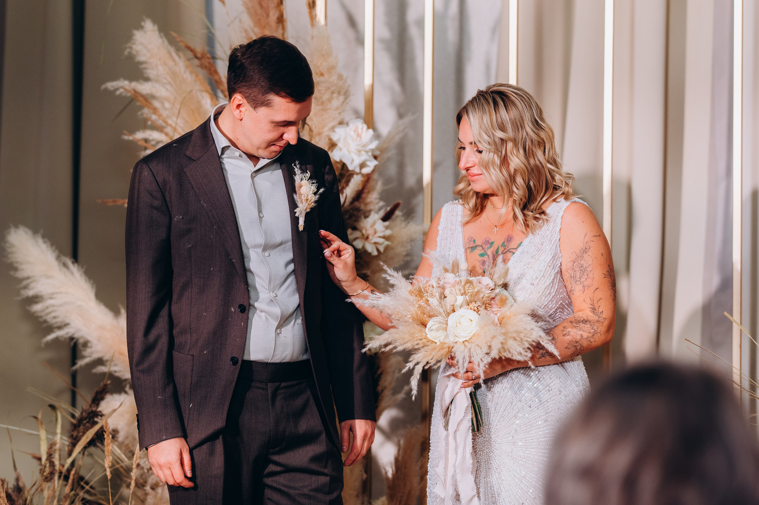 Трогательный момент обмена кольцами на свадебной церемонии — качественная фотосъемка свадьбы в Москве от опытного фотографа.