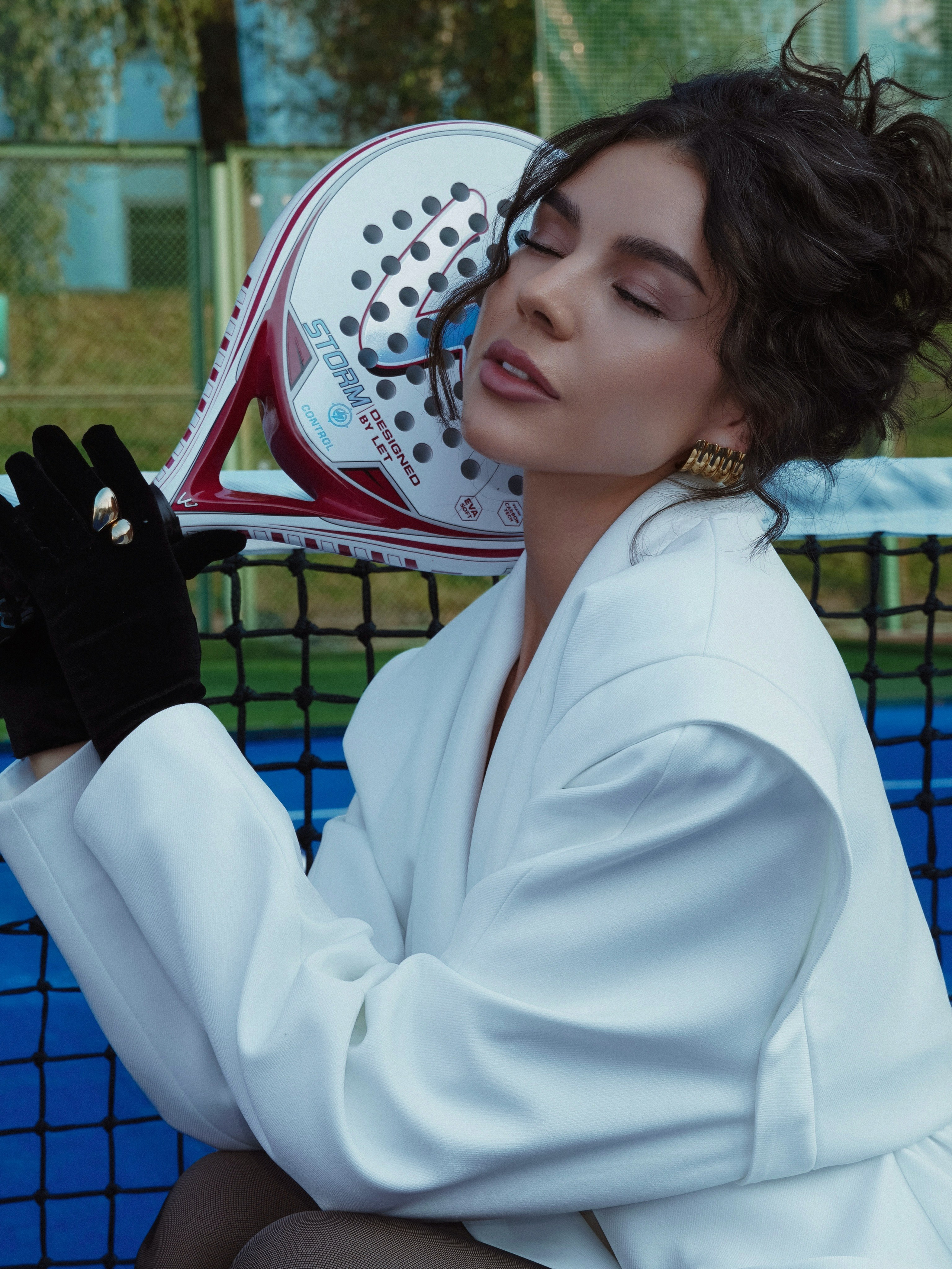 девушка на теннисном корте