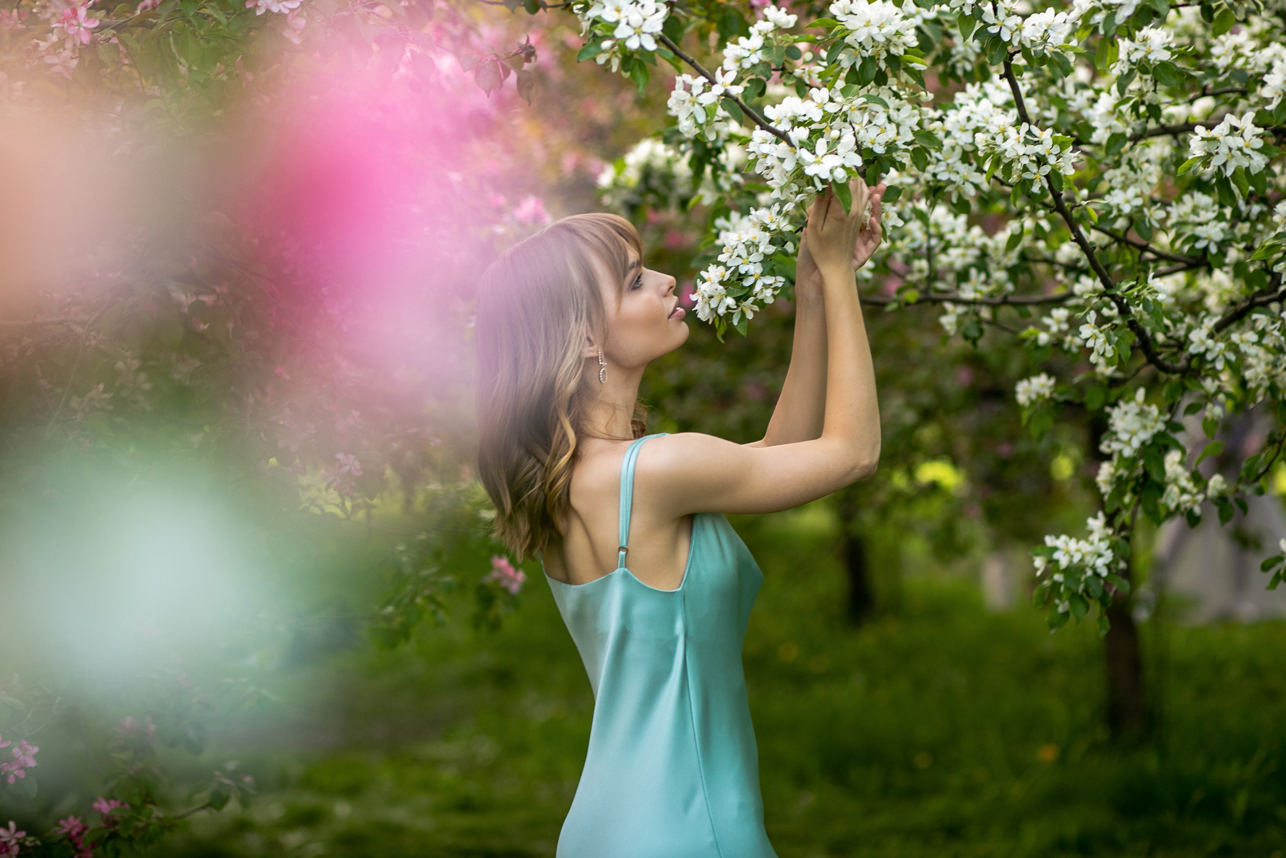 Фотосессия весна — в яблонях Александра. Семейный и контент фотограф в Москве Alira
