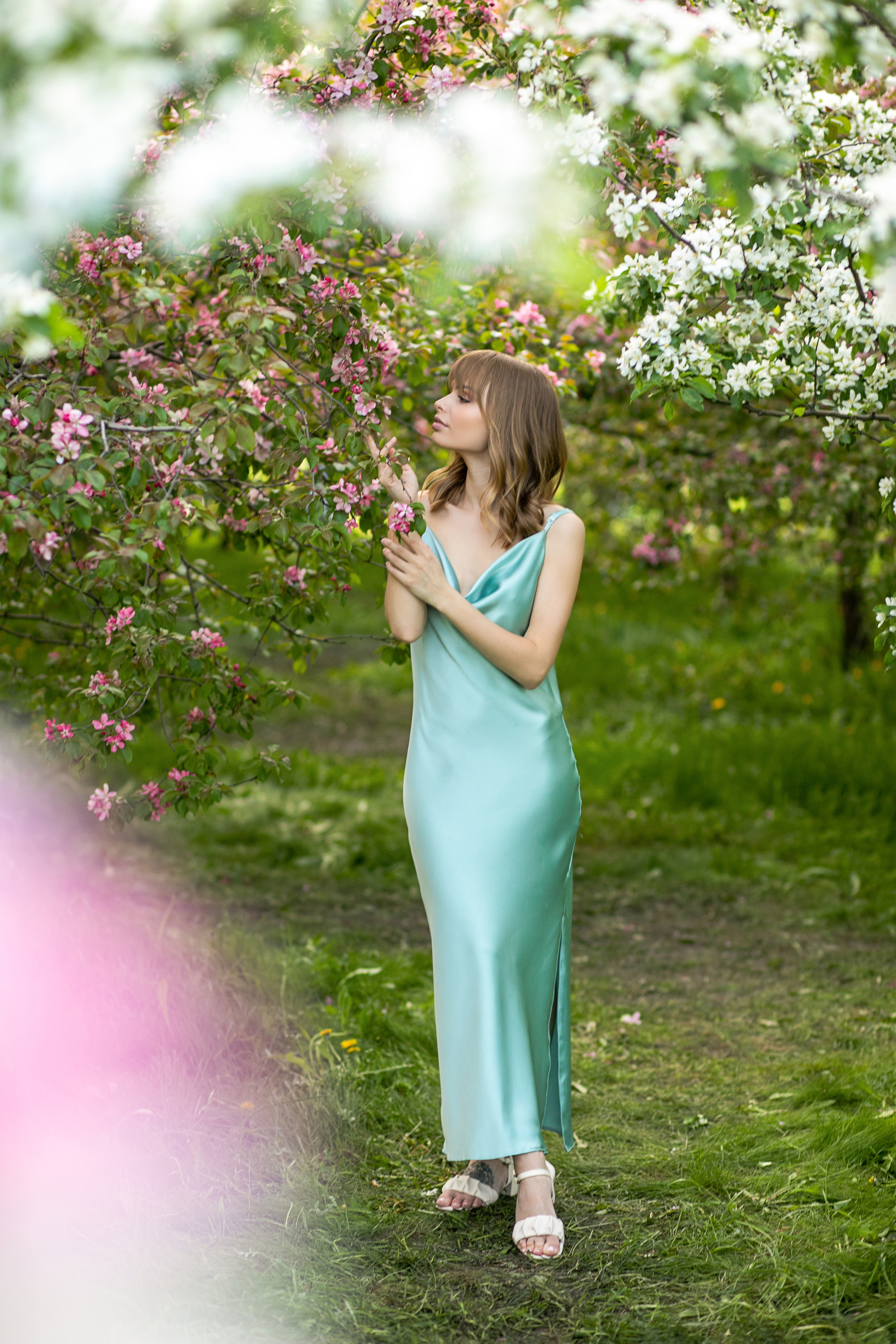 Фотосессия весна — в яблонях Александра. Семейный и контент фотограф в Москве Alira