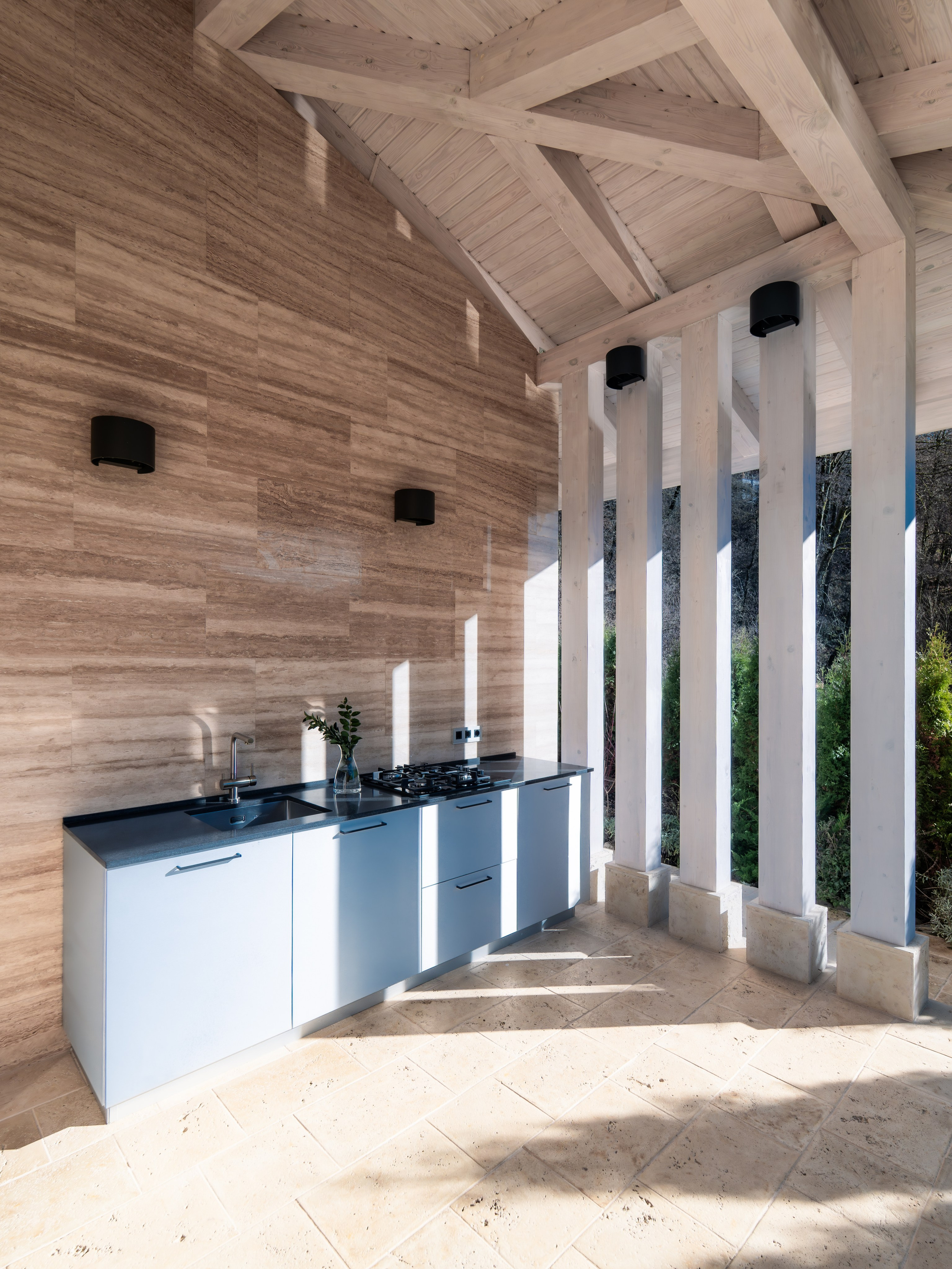 Загородный дом в стиле Шале белый — экстерьер. Репортажный фотограф в Красной Поляне и Сочи Павлюченко Екатерина