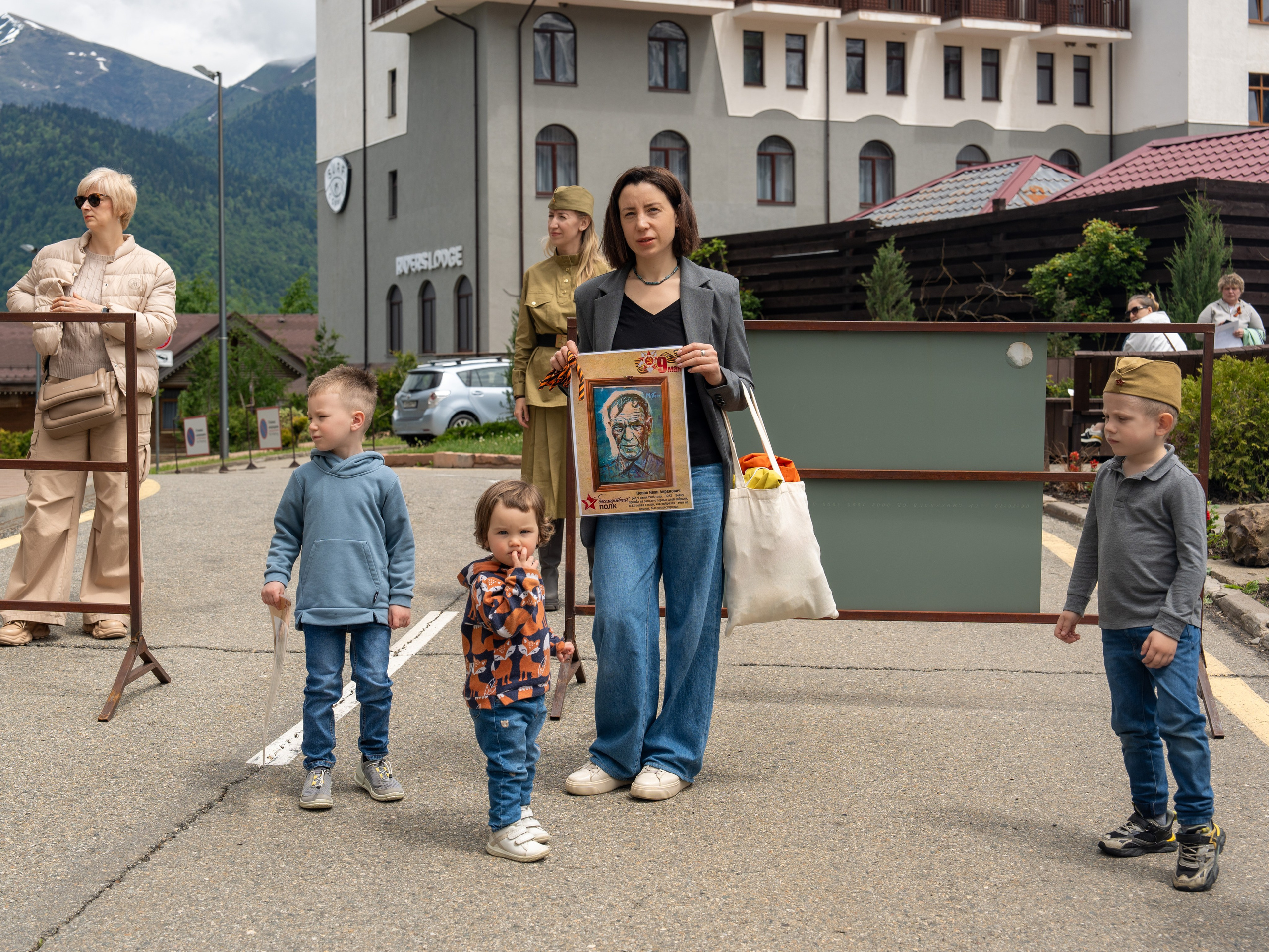 Шествие бессмертного полка 9 мая 2024 Rosa Springs. Репортажный фотограф в Красной Поляне и Сочи Павлюченко Екатерина