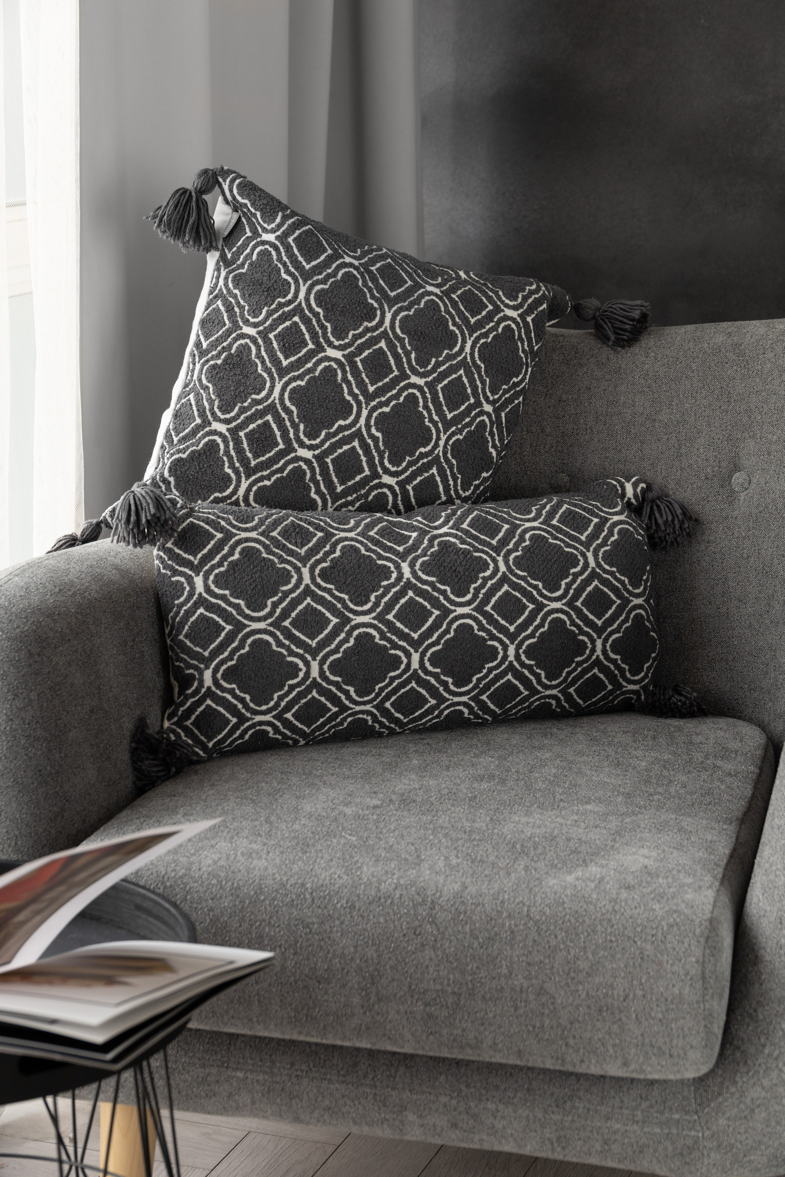 Композиция из подушек с кисточками в интерьере | Съемка для сайта производителя