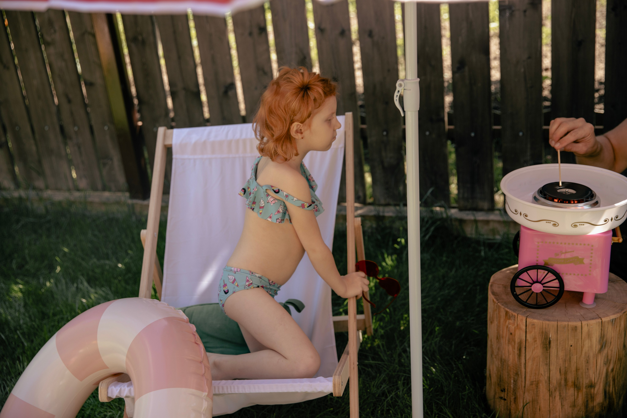 Летняя съемка девочки в саду, в бессейне, с шезлонгом, зонтиком и сахарной ватой. Фотограф новорожденных, детский фотограф  Москва.Семейная съемка Москва. Семенова Анна