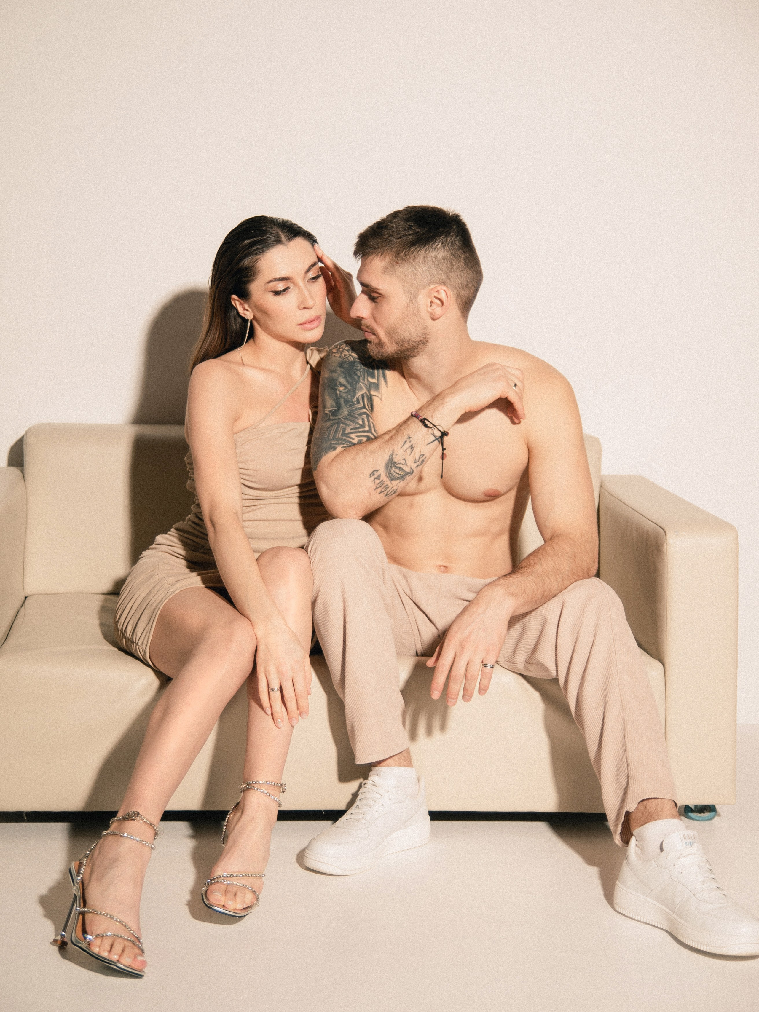 Эмоциональная фотосъёмка пары, настоящие чувства и взгляды