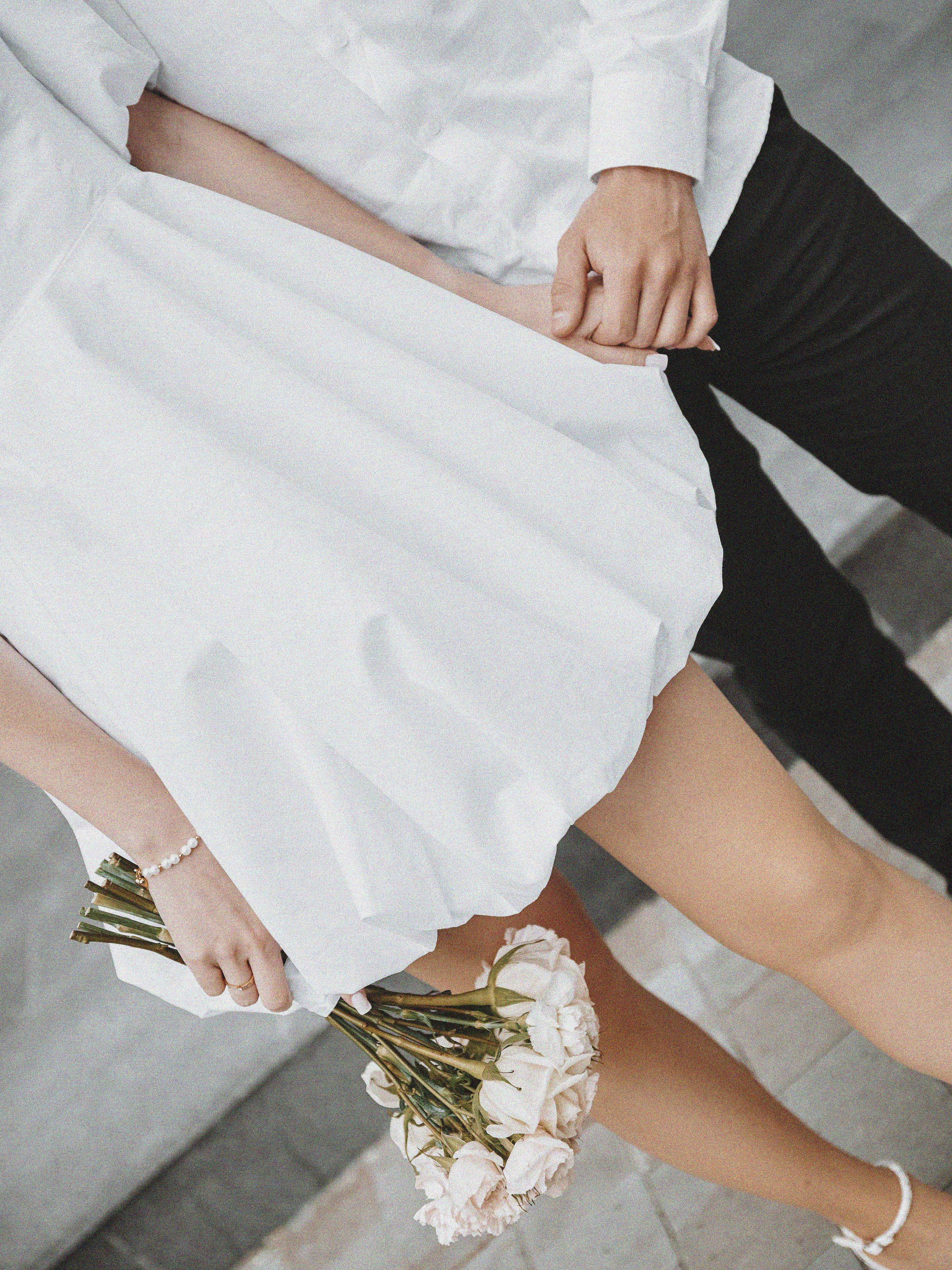 Момент счастья и любви у современного жилого комплекса Чикаго — эмоции, запечатлённые навсегда.