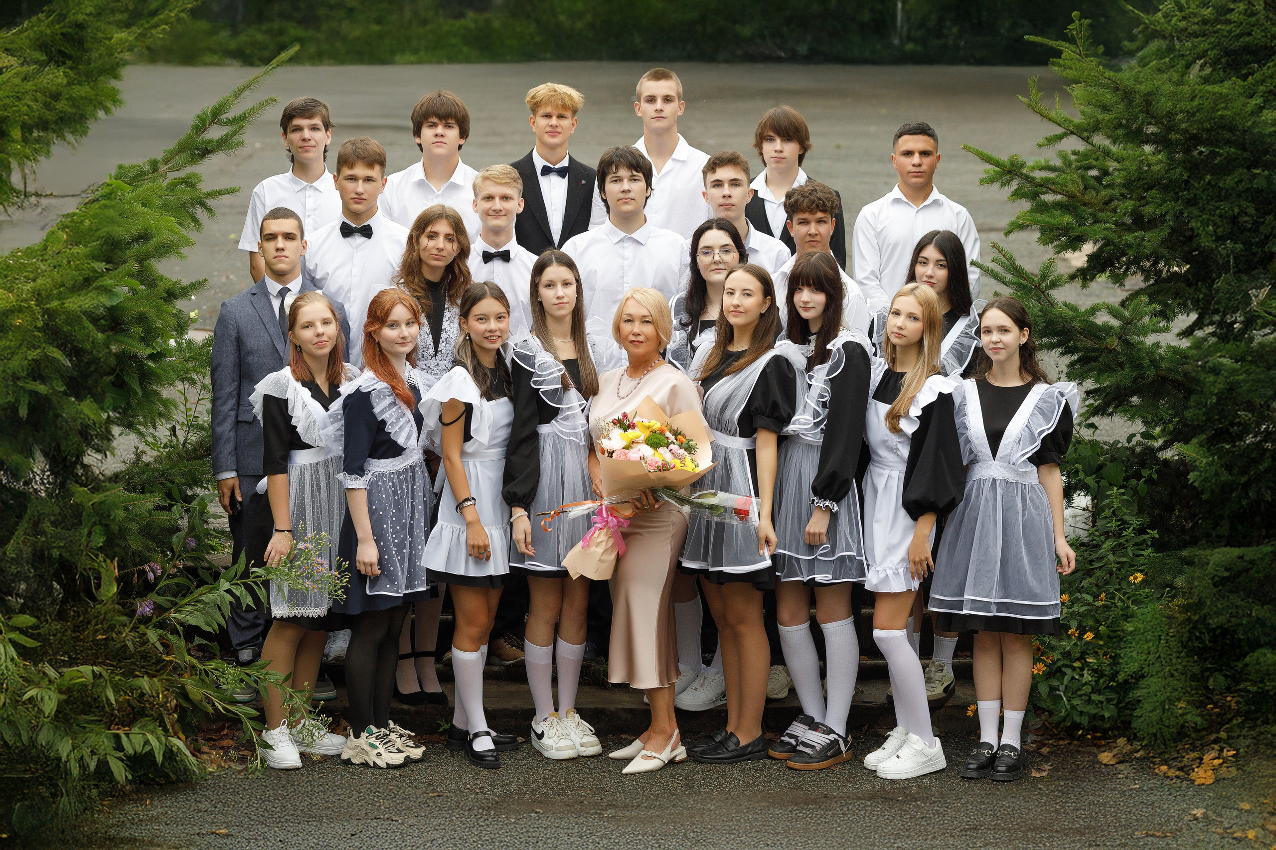 Линейка 11 клас Гимназия Артём. Photoalbum-vl.ru