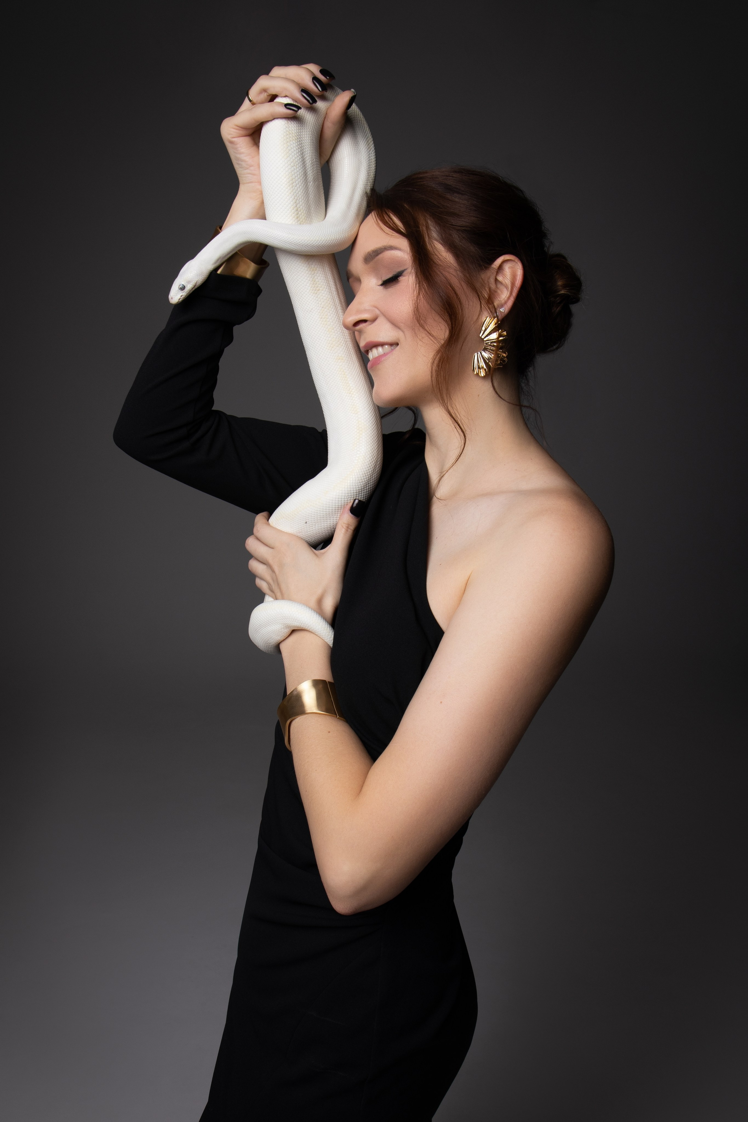 Фотосессия Ольги со змеей. Фотосессия со змеей в Москве! Образ в черном. Все включено. Готовые образы. Помощь визажиста и стилиста. Фотосессия в стиле минимализм. Фотосессии в студиях Москвы с циклорамой. 