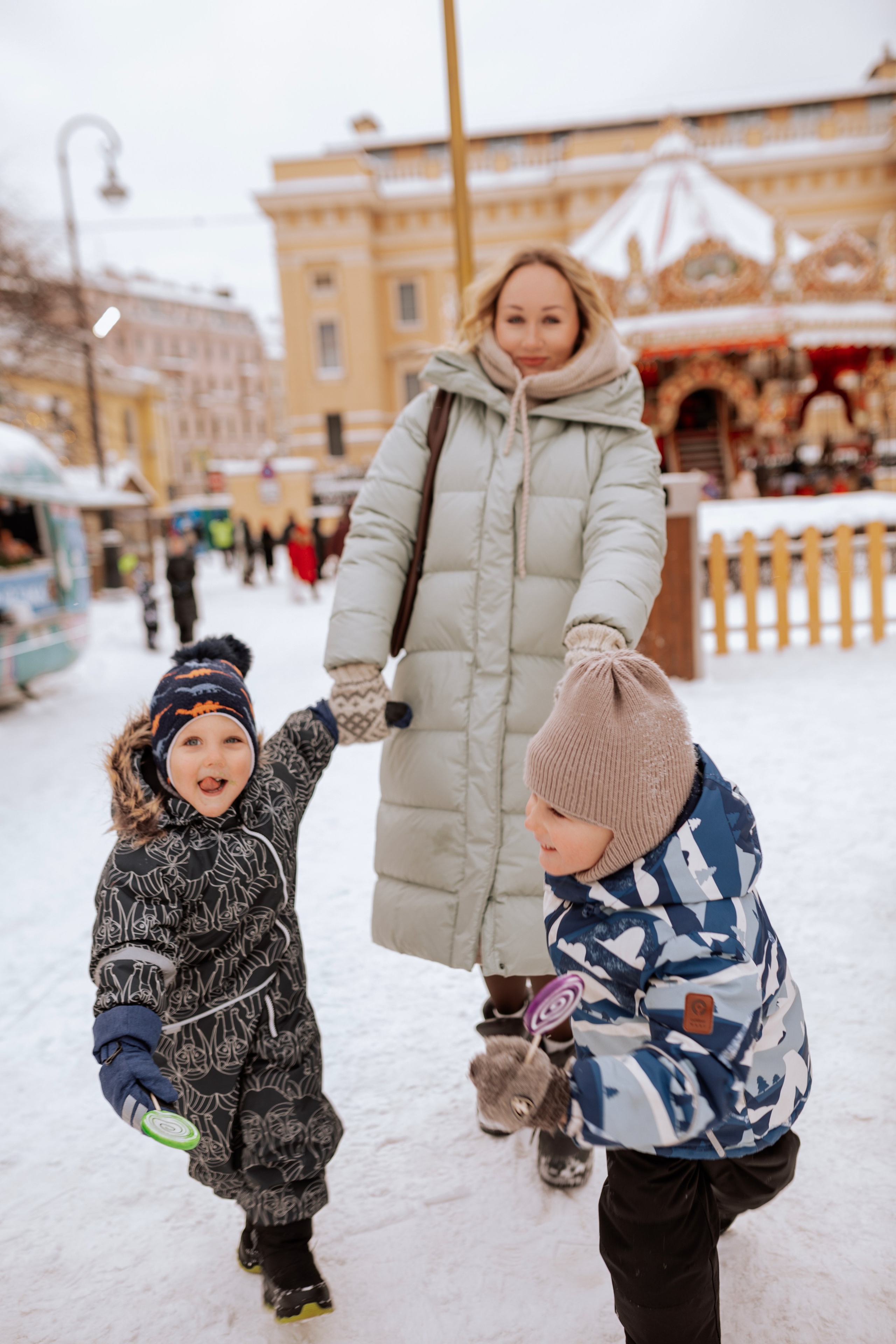 Семейная, Манежная площадь