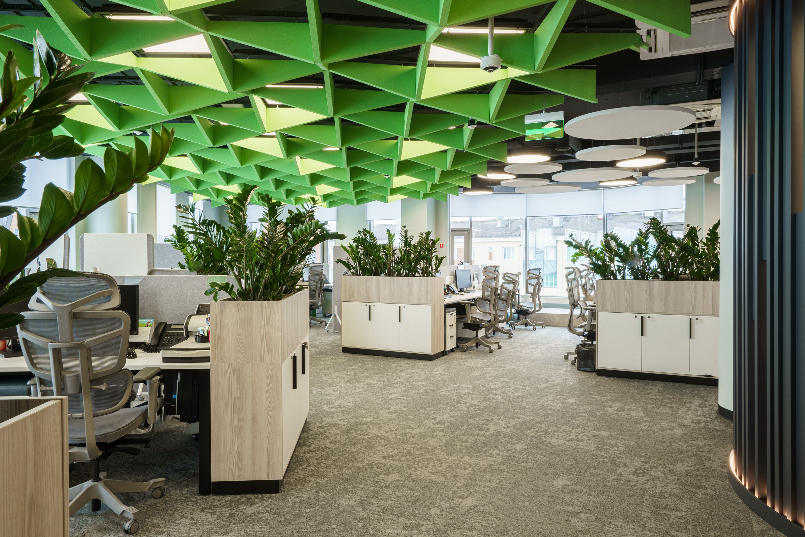 Коворкинг-зона в офисе Сбербанка с зелёными растениями и уютной атмосферой