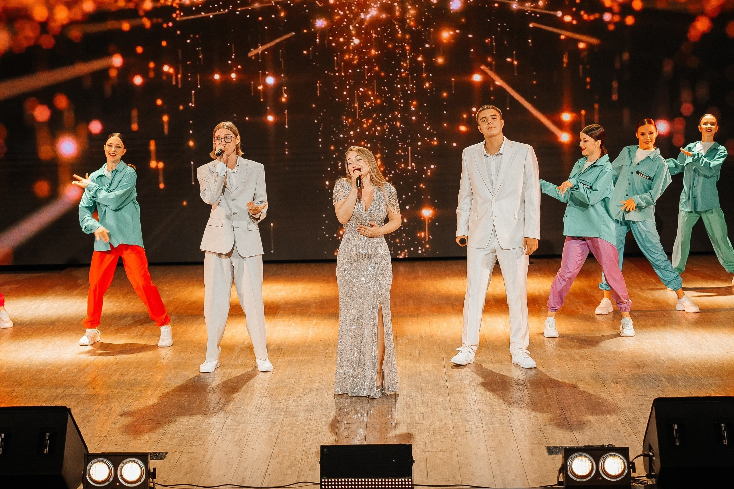 Выступления на сценах и уличных площадках. Танцевальная шоу-группа «GRANAT»