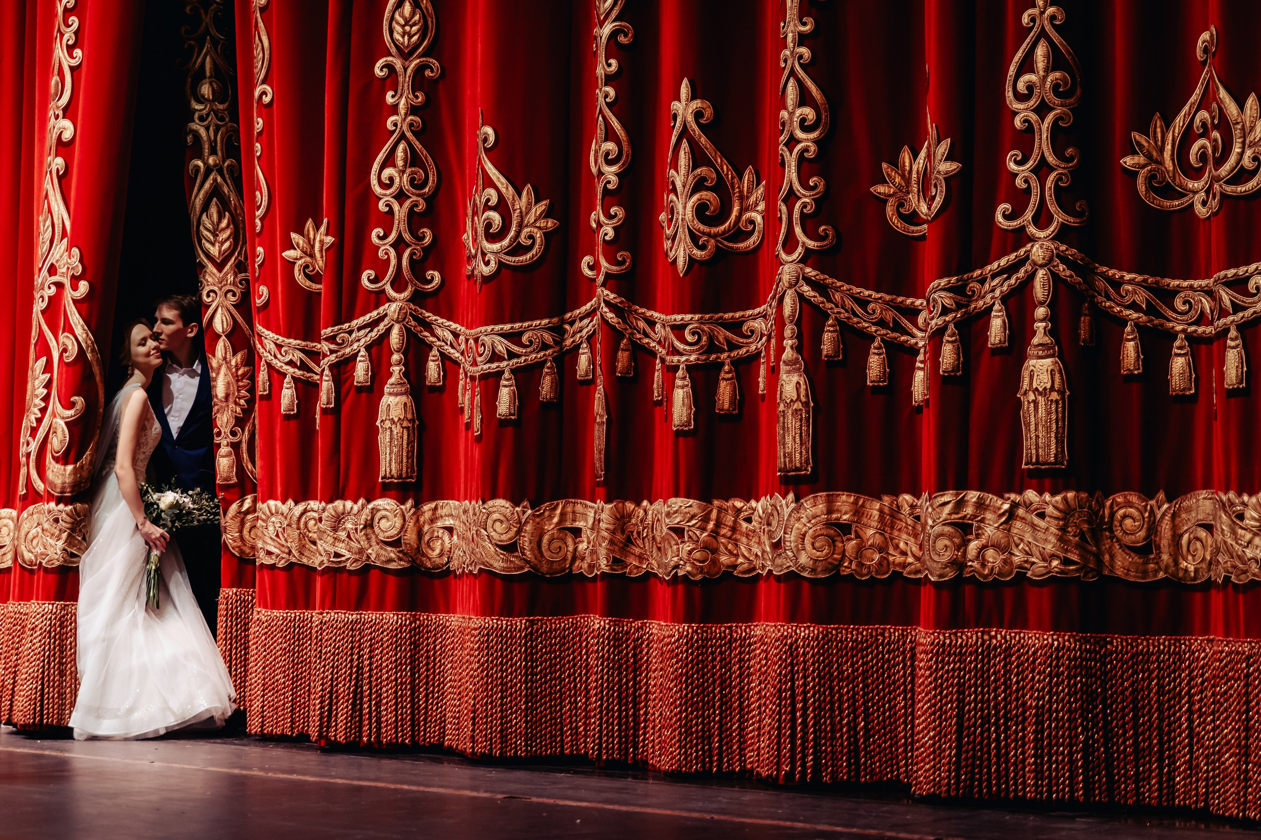 Молодожены в театре оперы и балета