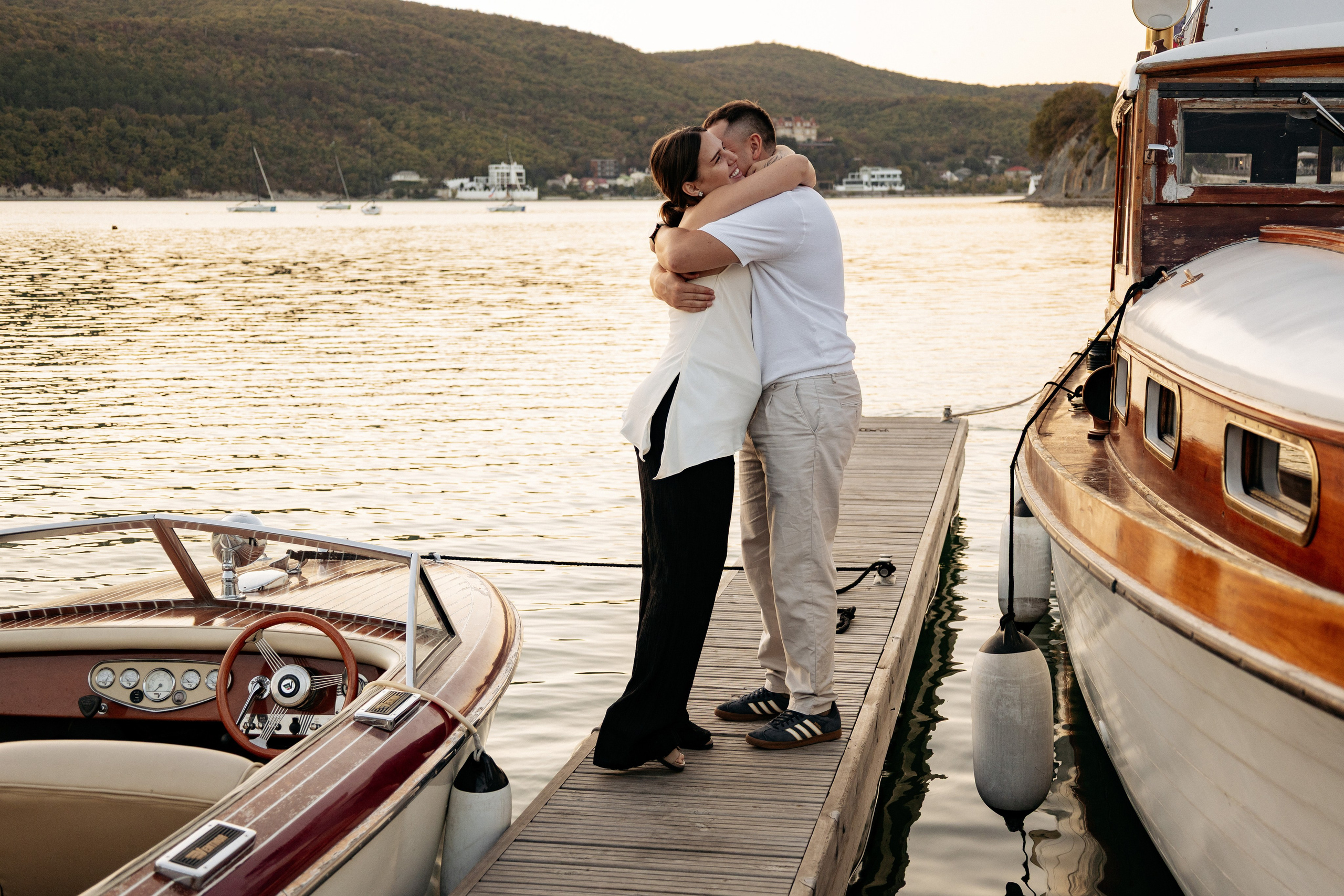 Идеальный план: предложение в лодке на фоне виноградных террас Абрау-Дюрсо