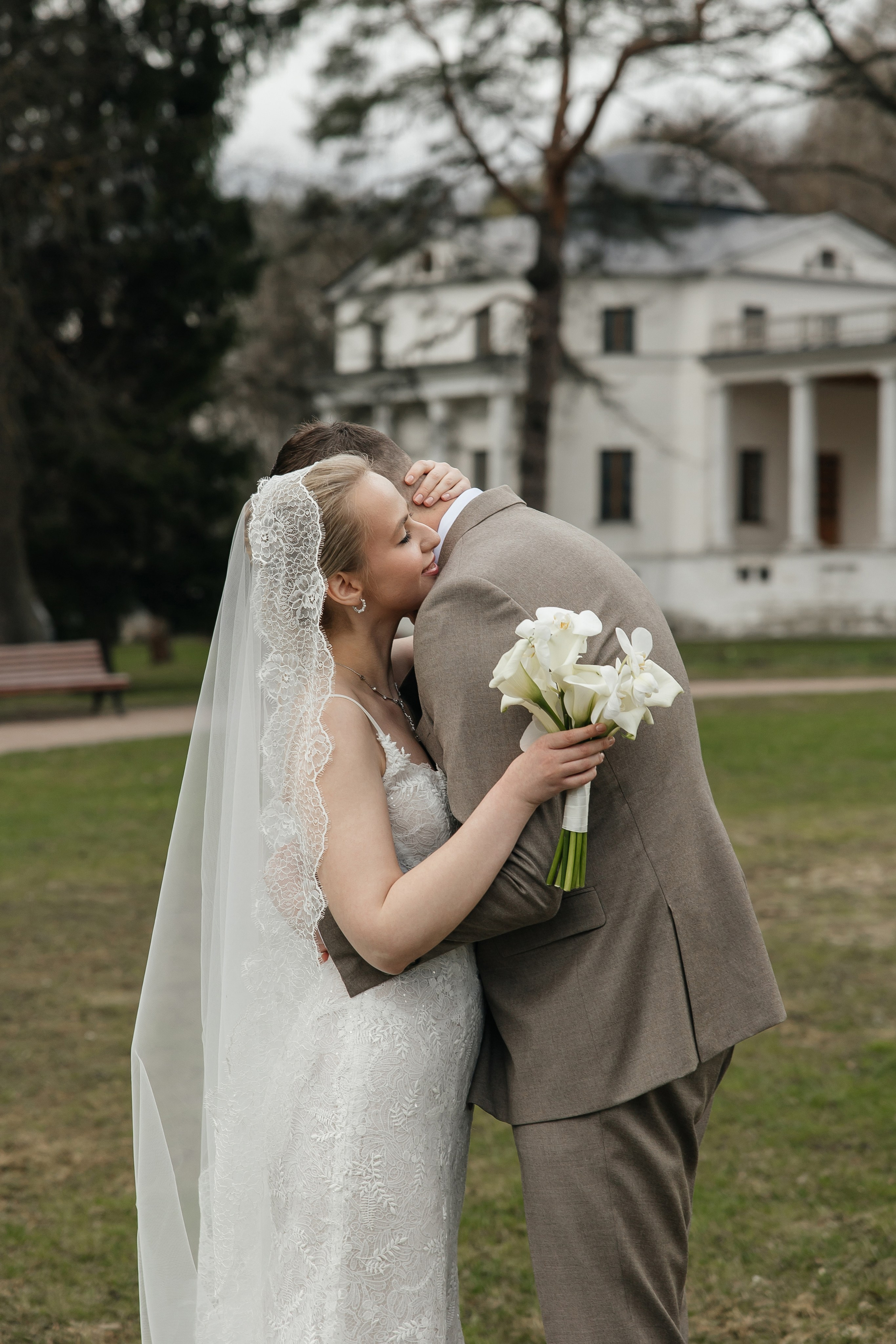 Свадебная фотосессия в Усадьбе Остафьево. Свадебный фотограф в Москве Дарья Олендарёва