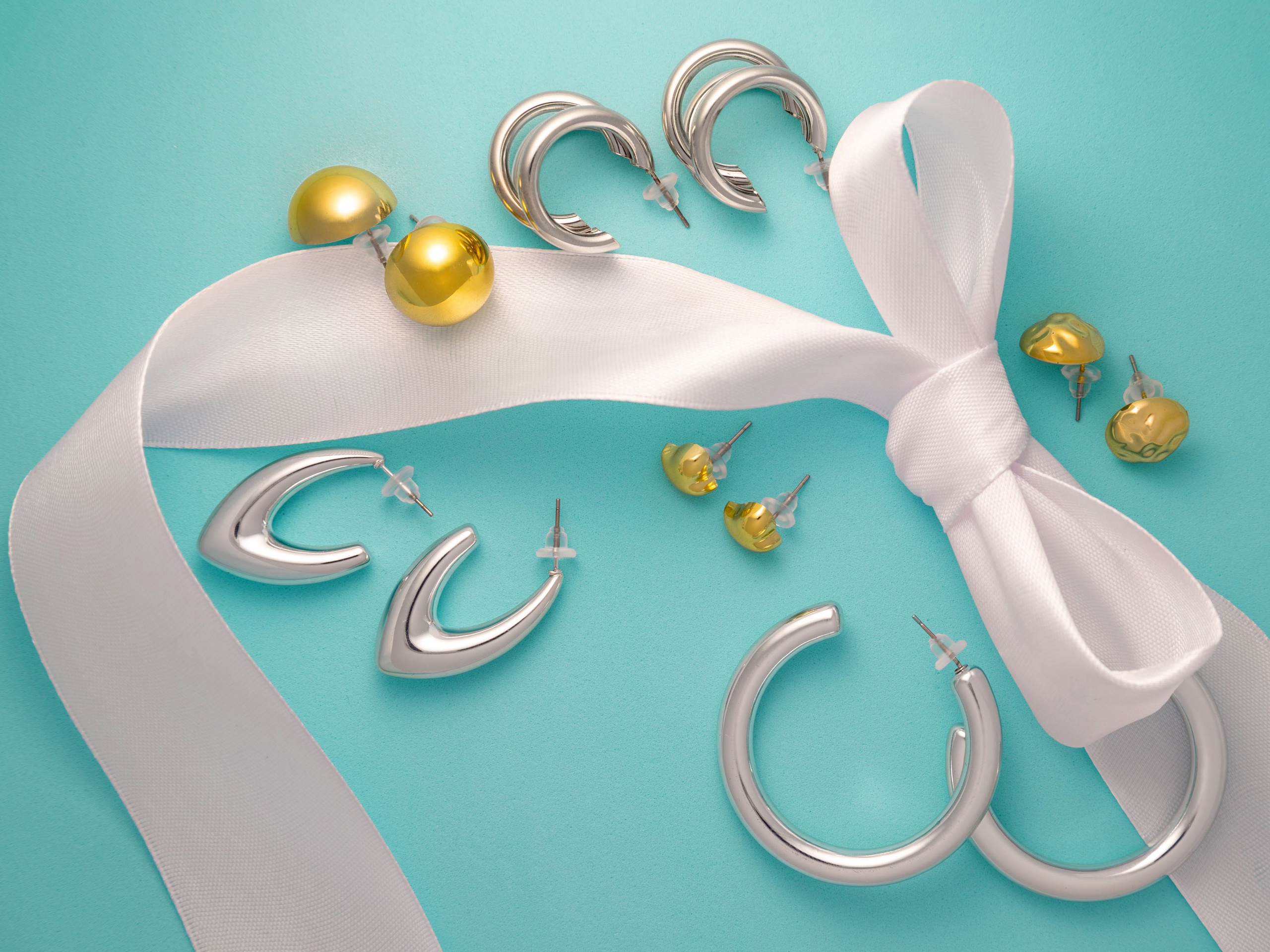 Бижутерия под белое золото на цветном фоне | Съемка для карточки товара