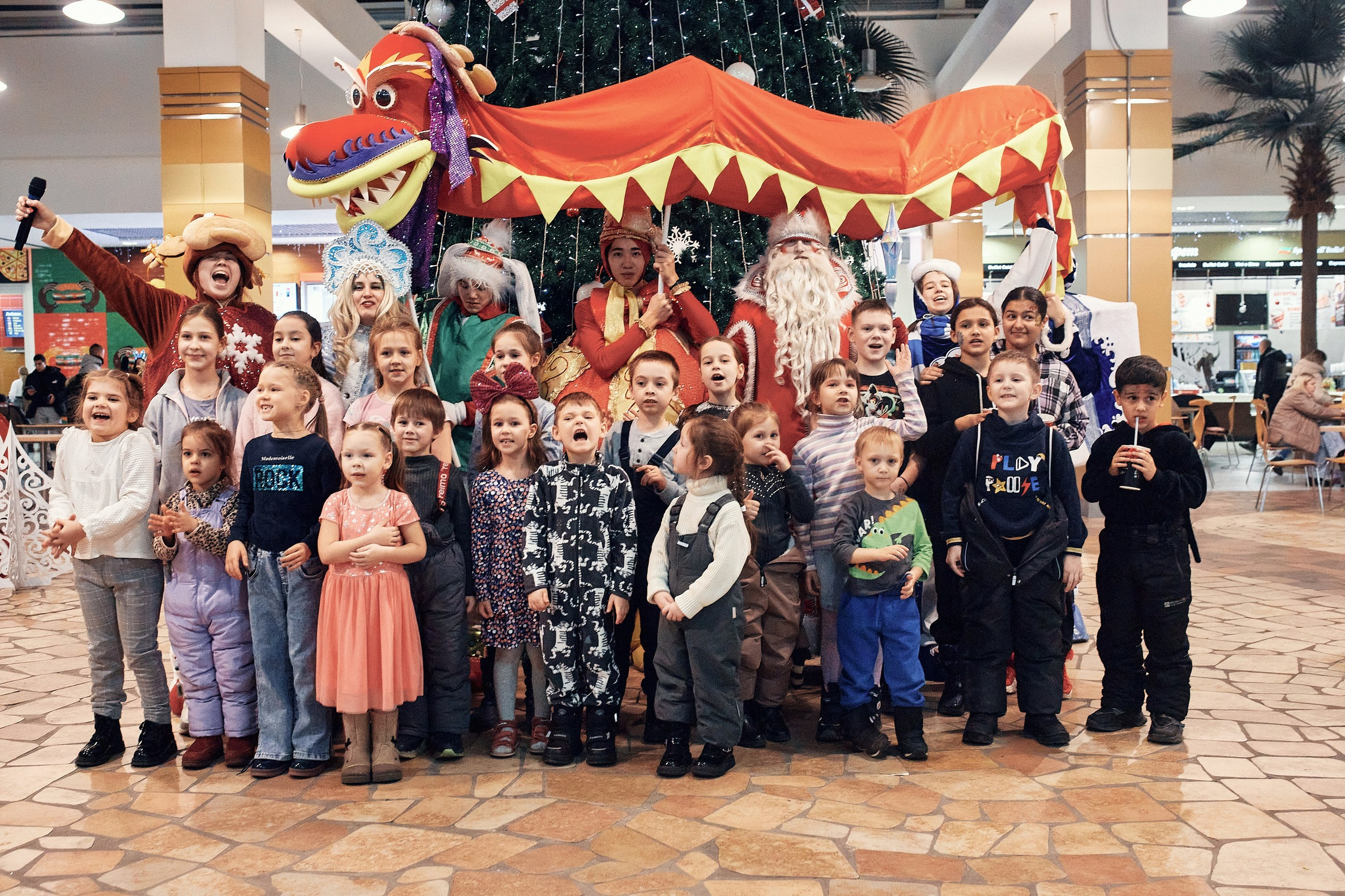 Детский новогодний праздник в ТЦ Июнь. Семейный и репортажной фотограф в Красноярске и Москве Виктор Бабинцев