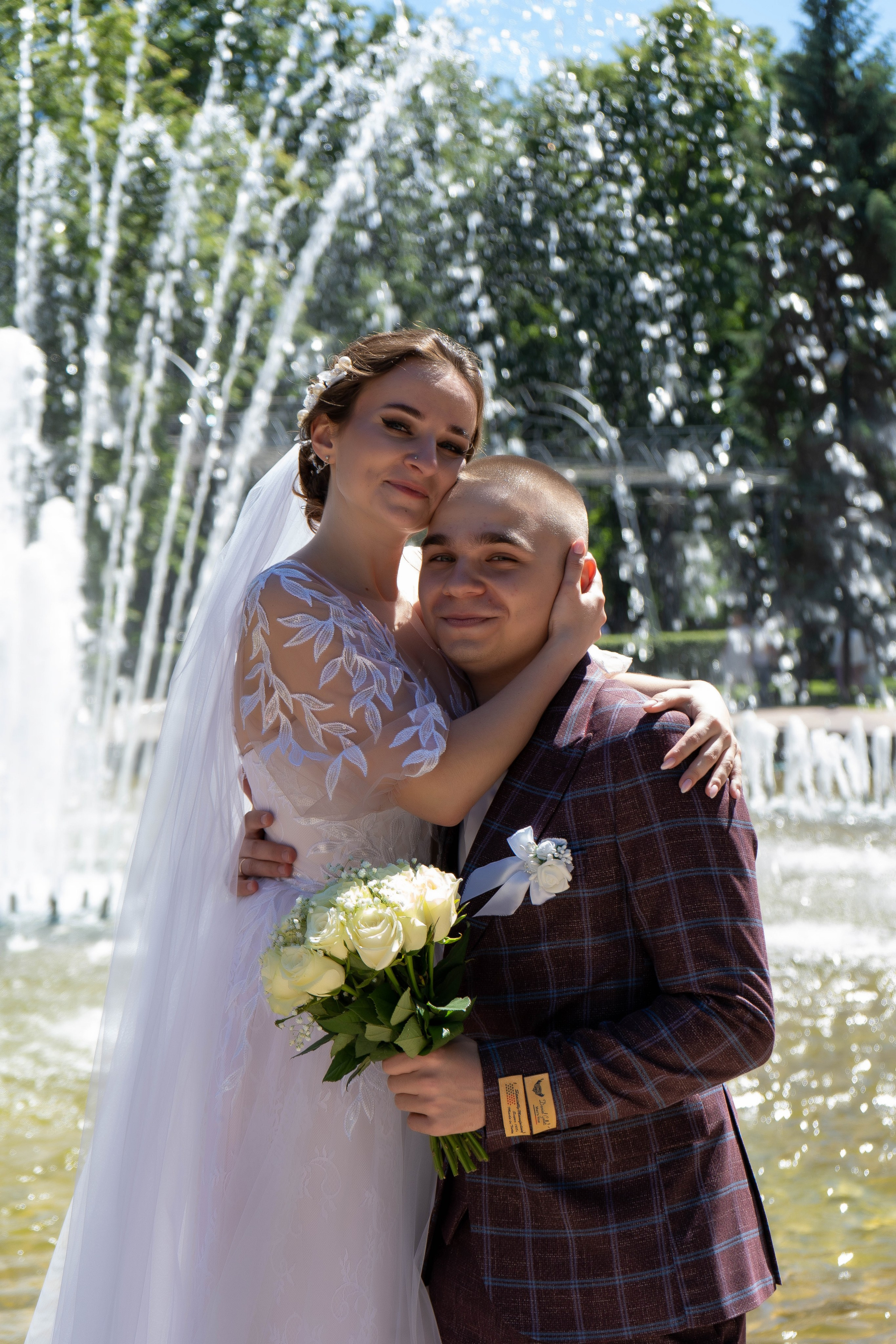 В Кольцовском сквере в Воронеже свадебная фотосессия у фонтана
