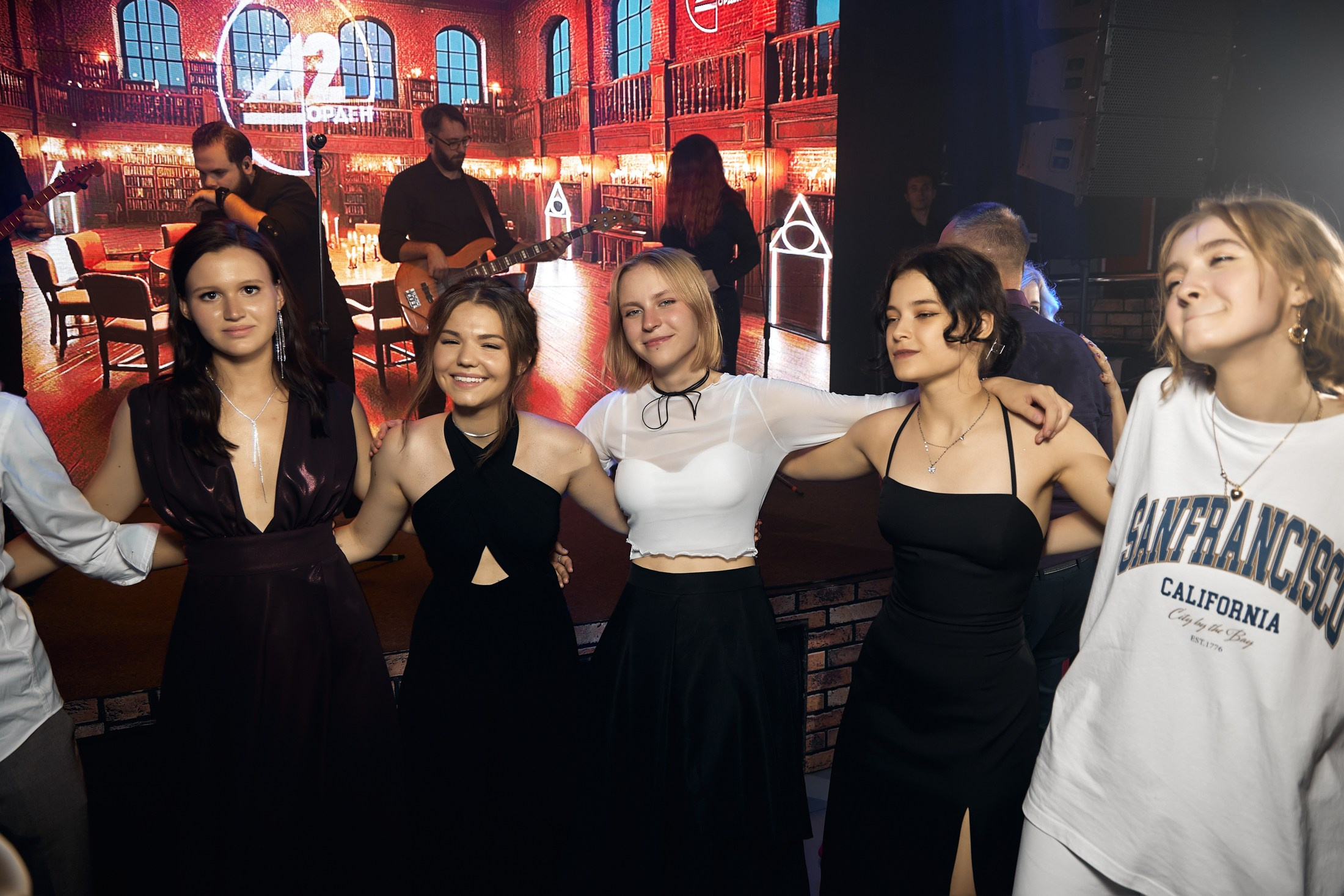 Фотограф на выпускной. Свадебный репортажный и фуд фотограф в Барнауле Гайфулин Виталий