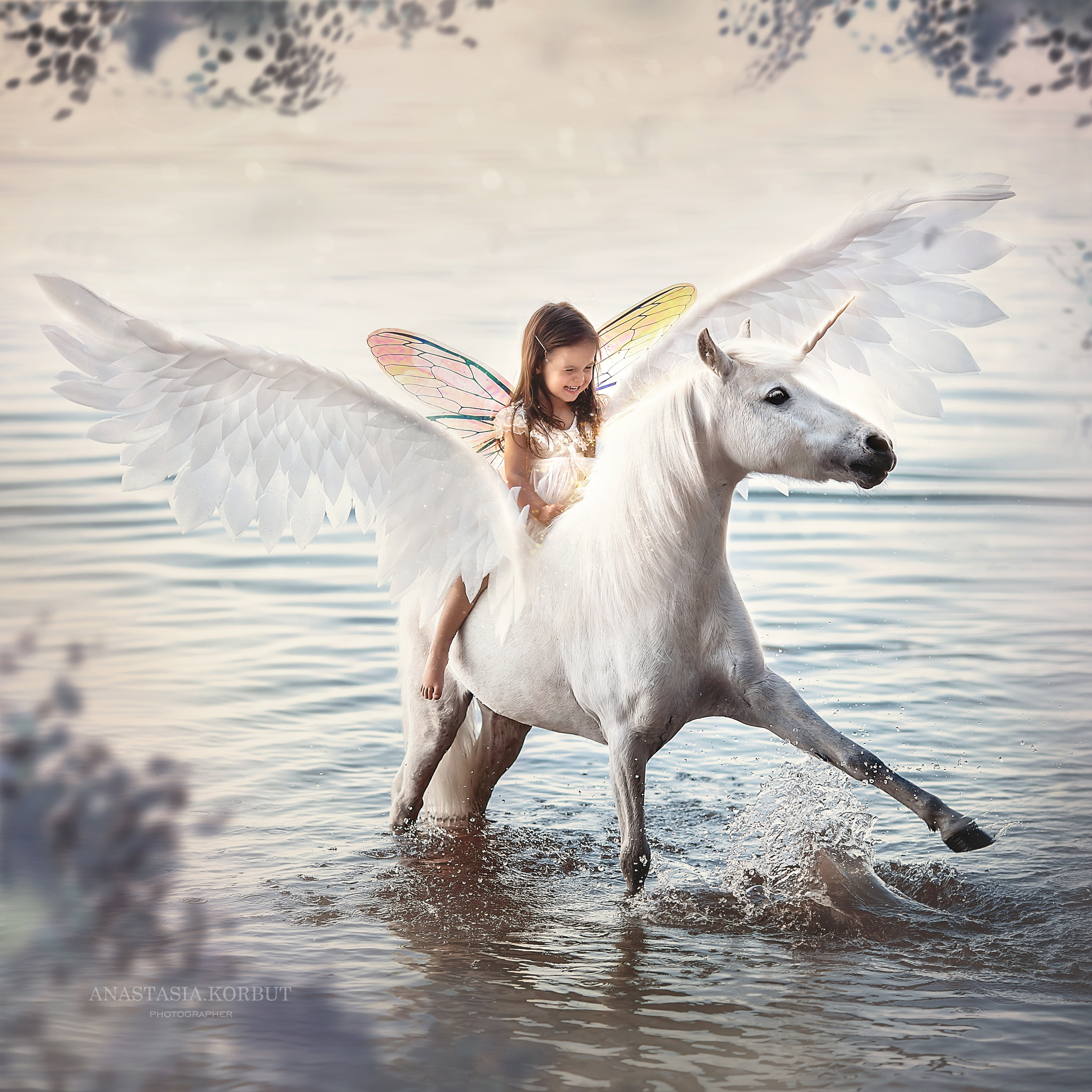 Маленькая девочка фея на сказочном белом пегасе в воде
