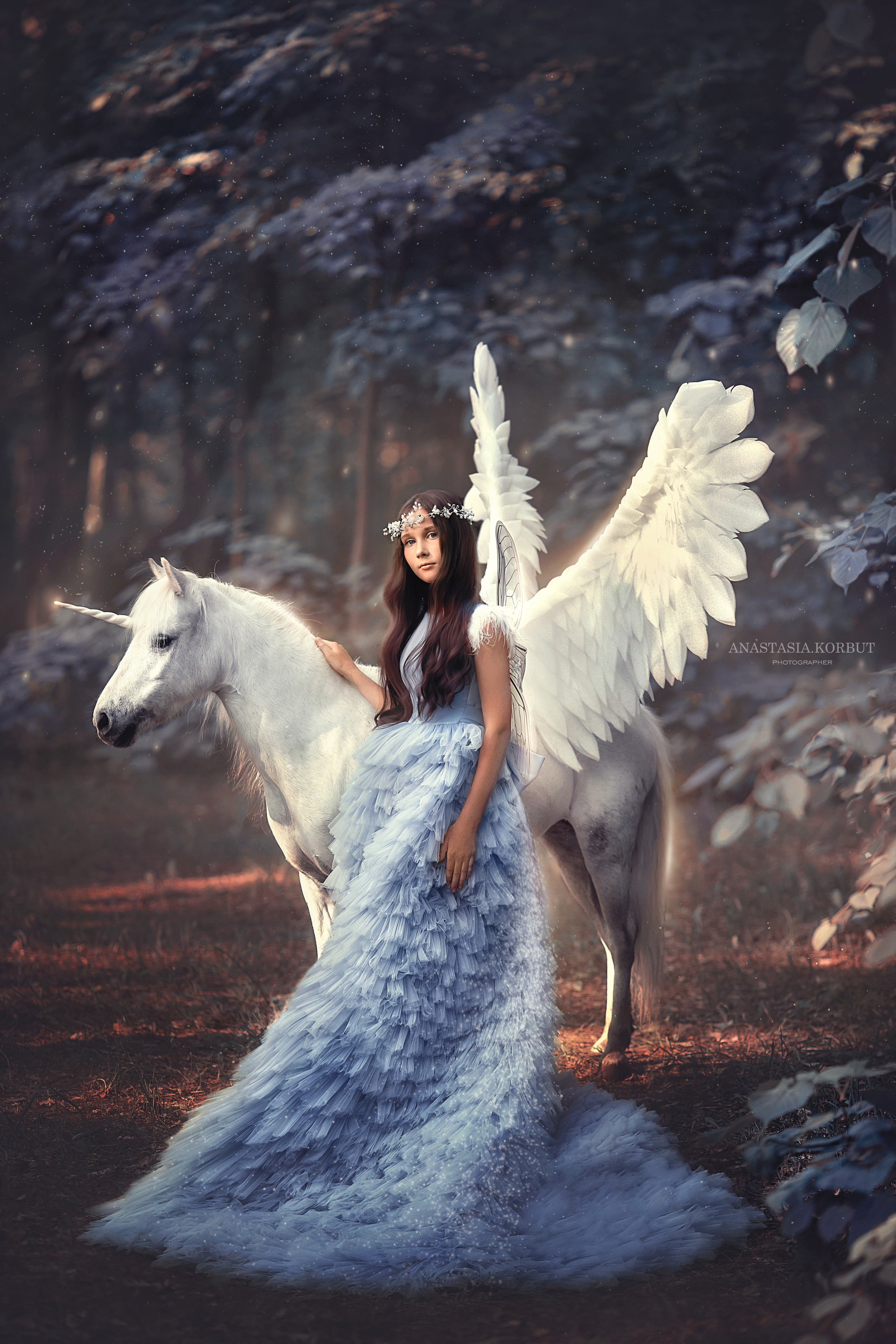 Фея в сиреневом сказочном лесу