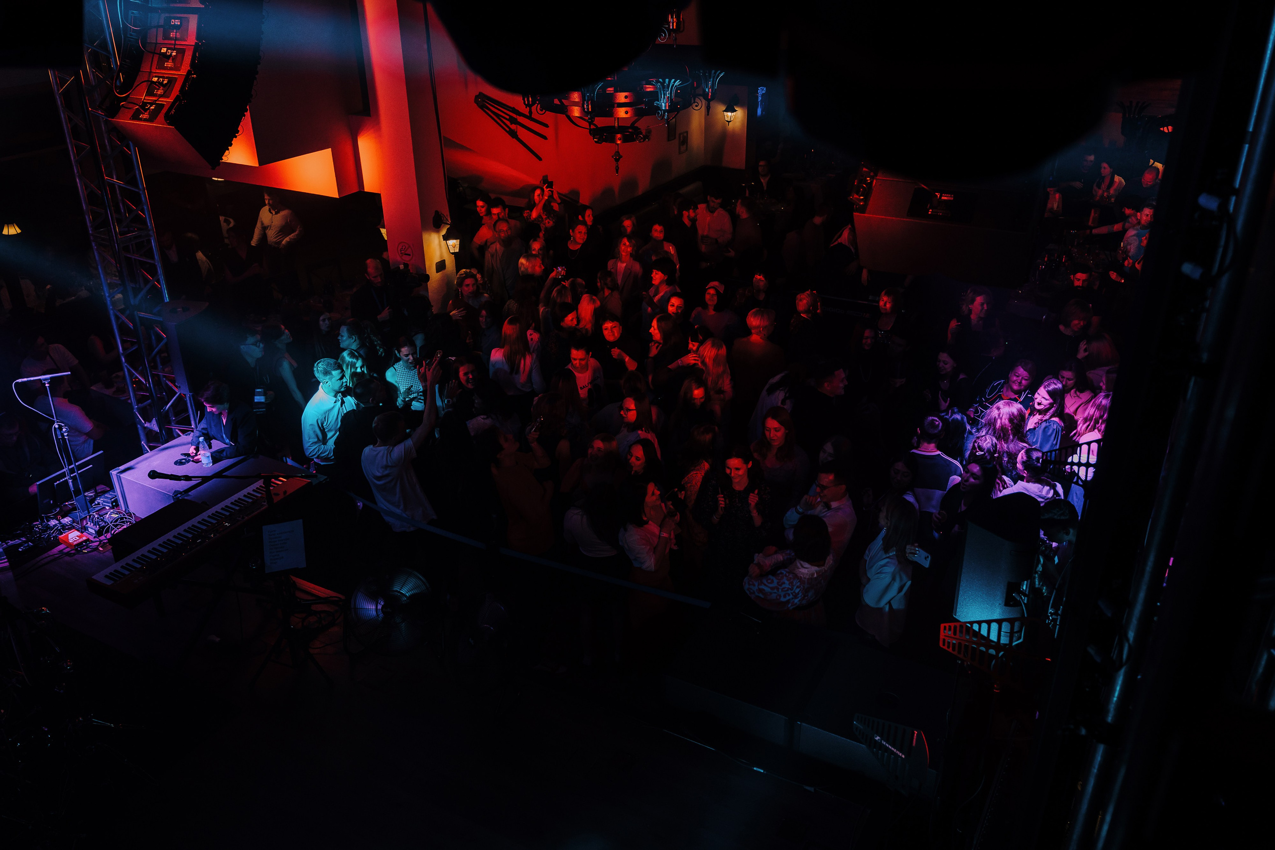 20 ЛЕТ МЕГАПОЛИС ЧЕЛЯБИНСК ХЕДЛАЙНЕР ЕЛКА. Репортажный фотограф Зуев Роман г. Челябинск