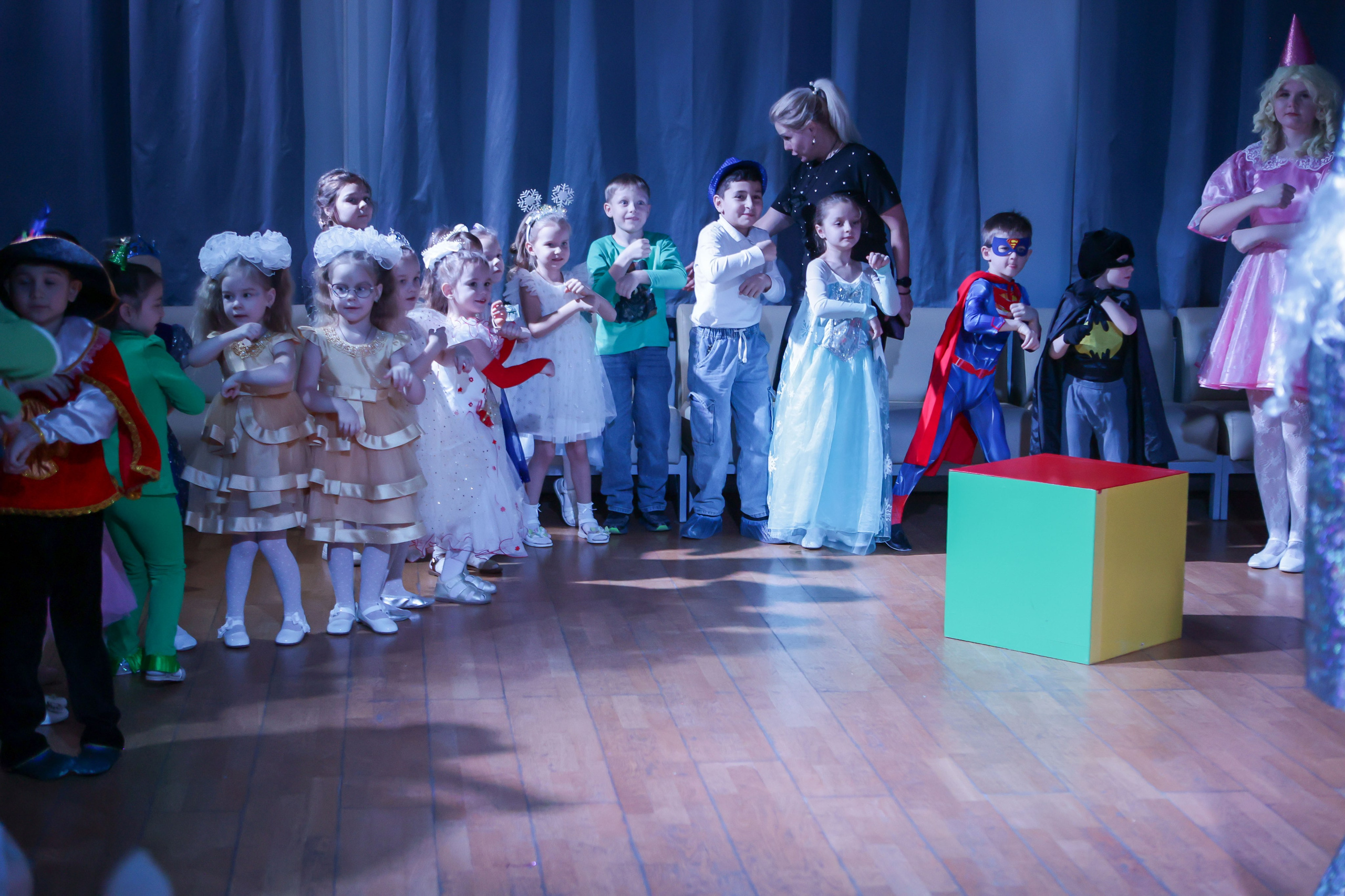 Новогодняя скачзка центр детского творчесва Подольск. Выпускные альбомы и школьный фотограф в Подольске, Троицке, Щербинке, Москве и Московской области