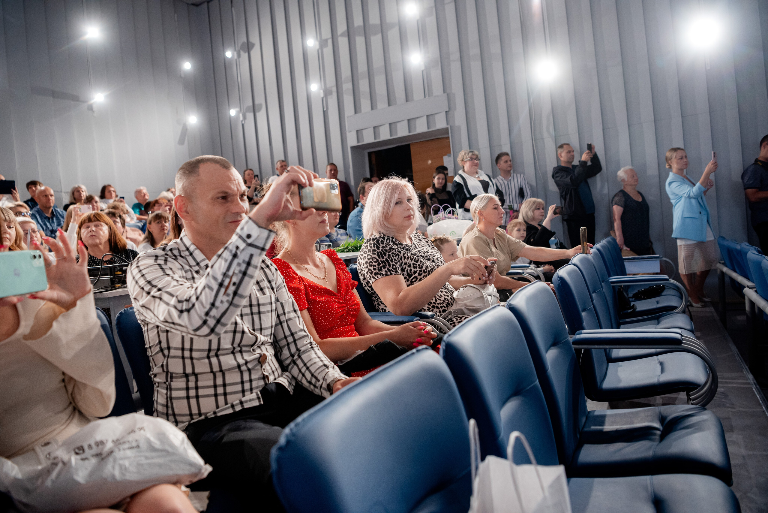 86 школа. Вручение. ДК Тракторозаводского района. Фотограф в Волгограде и Волжском Александр Горбань