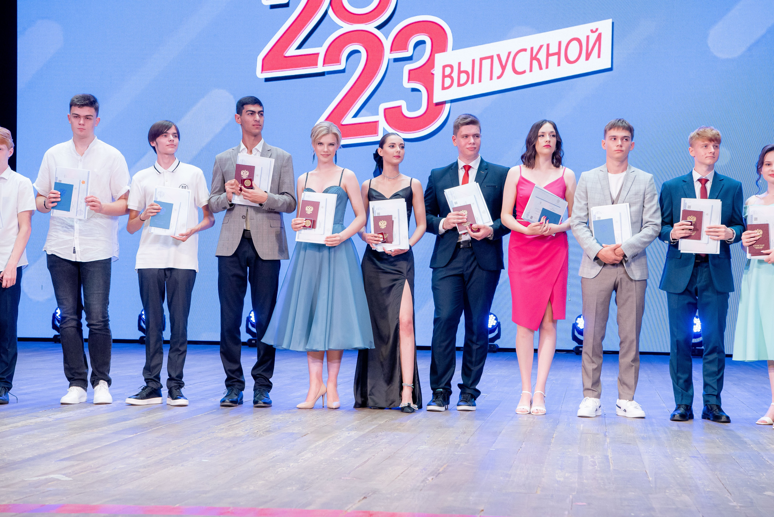 30 Школа. Вручение и Банкет. ДК Юбилейный и Банхоф. Фотограф в Волгограде и Волжском Александр Горбань