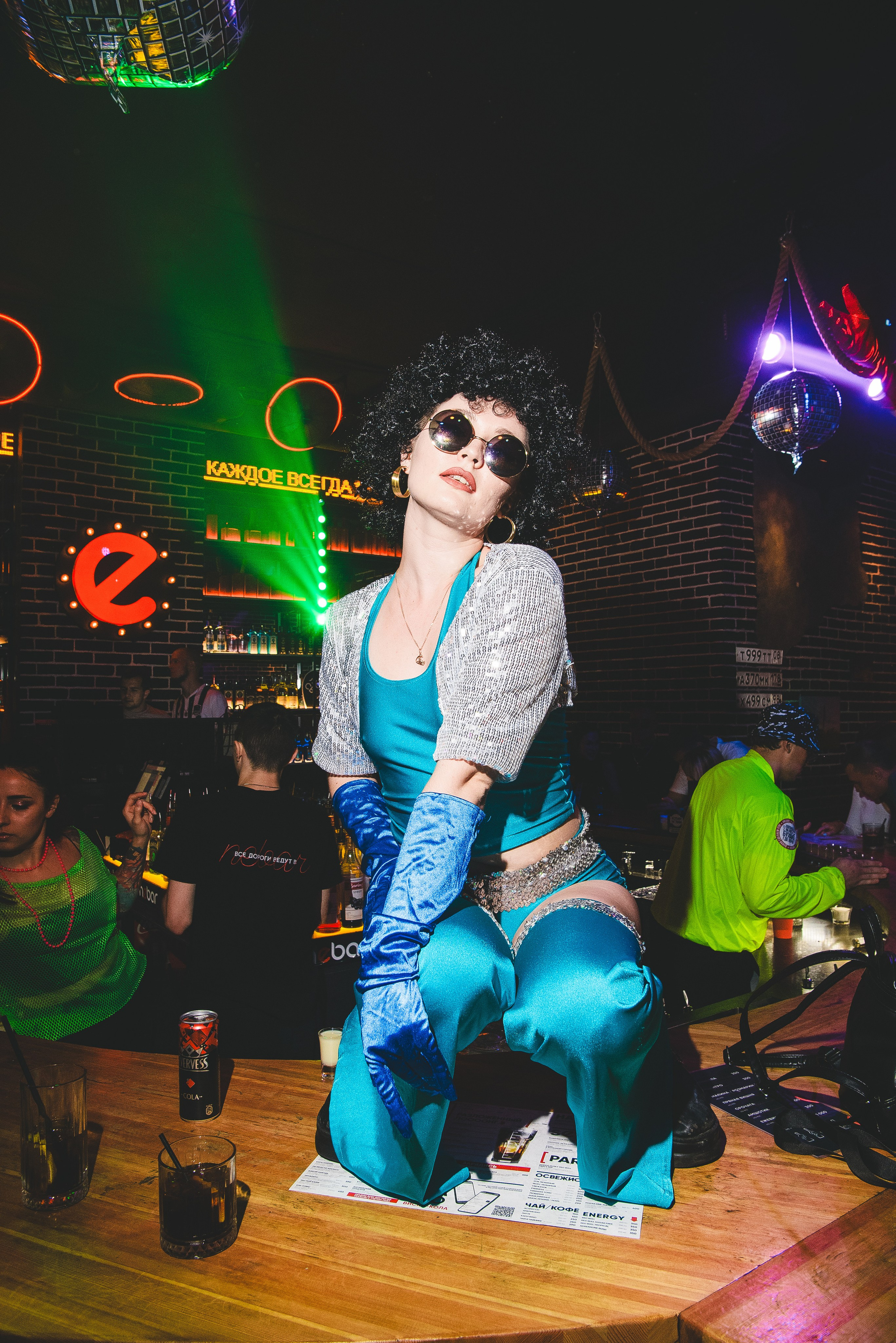 Красивая девушка гоугоущица