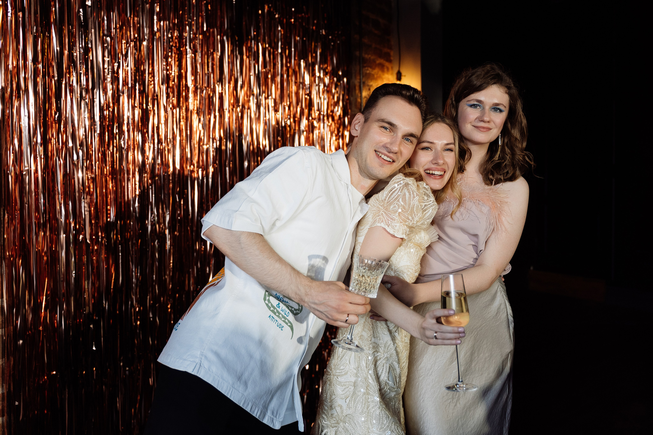 Камерная свадьба на фонтанке в сезонах. Свадебный фотограф организатор в Санкт-Петербурге Ассоль Опарина